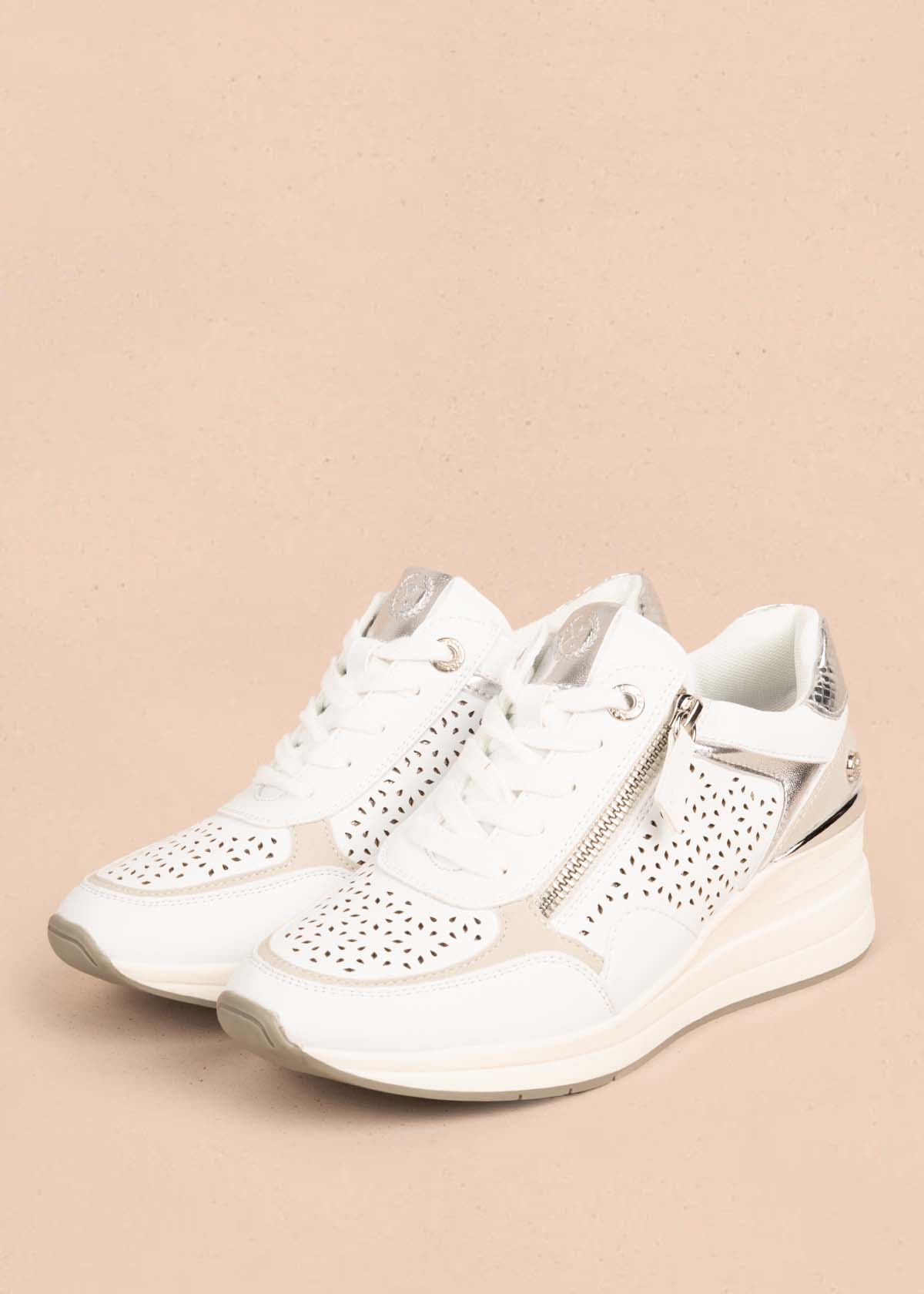 Tenis casuales color blanco con perforaciones y cierre lateral 105354