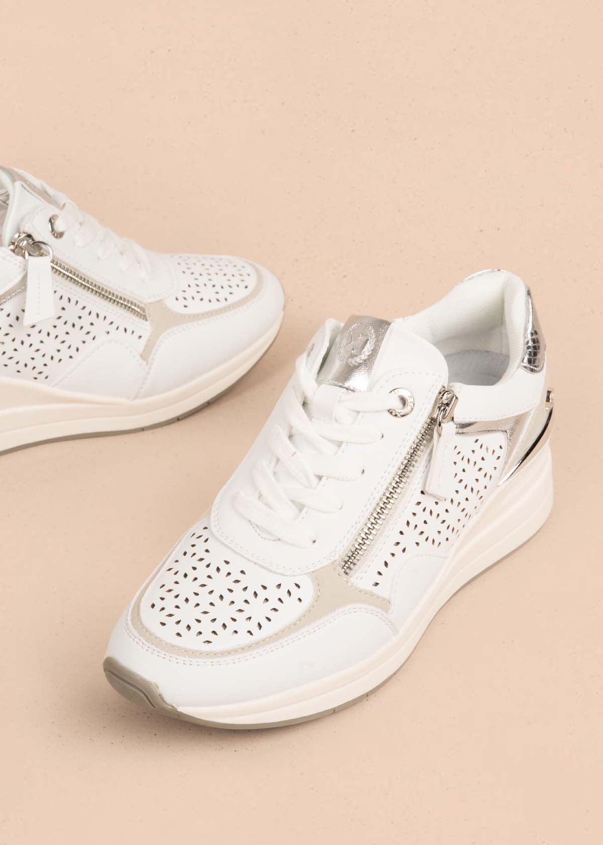 Tenis casuales color blanco con perforaciones y cierre lateral 105354