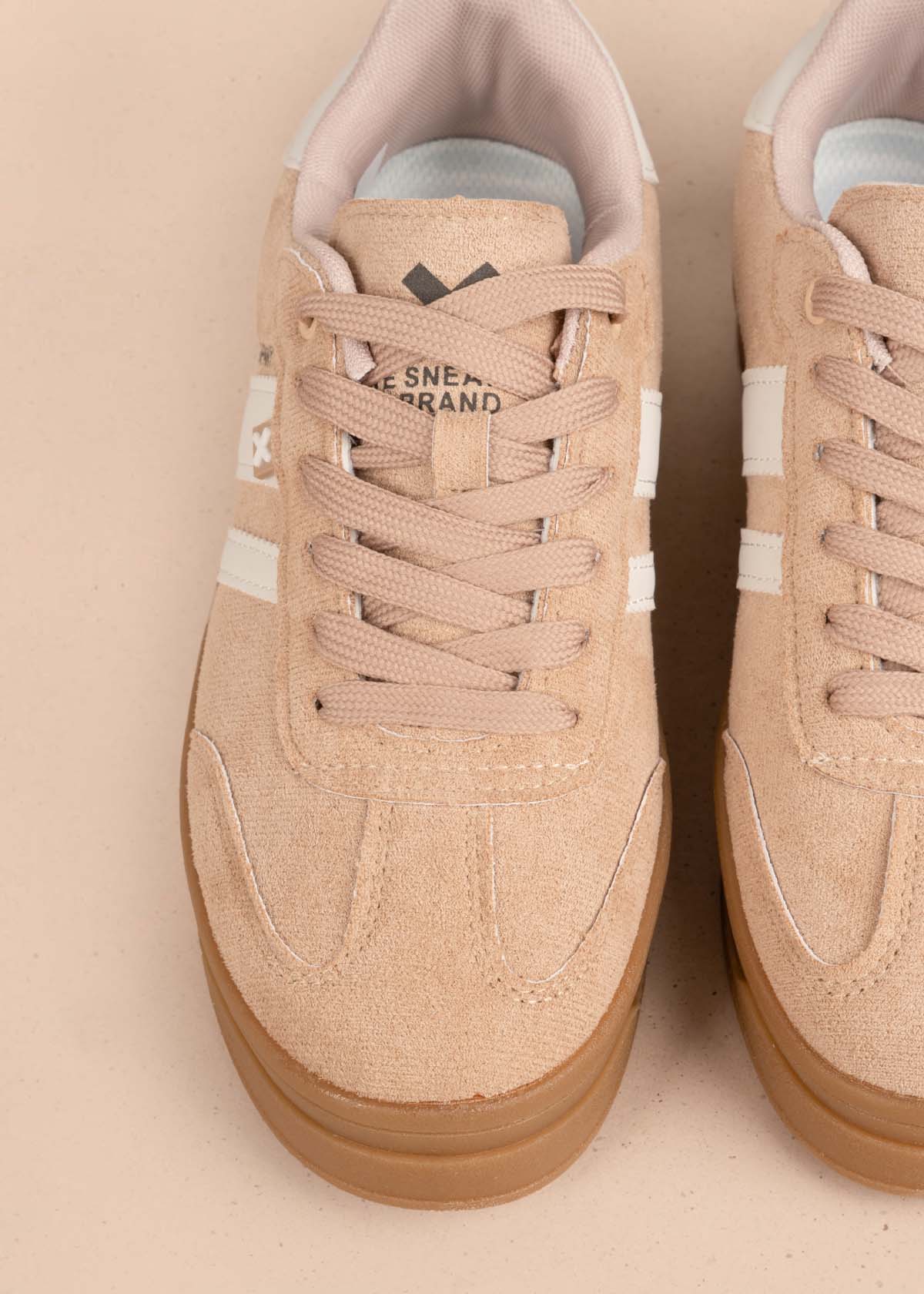 Tenis casuales color beige 105359