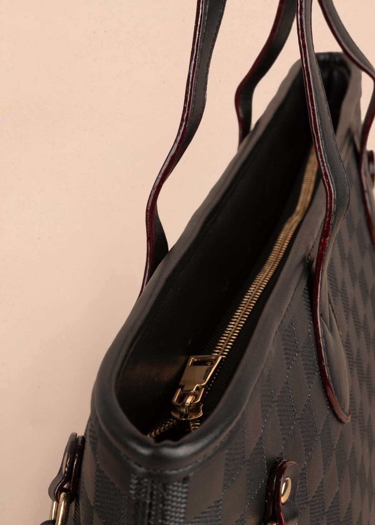 Bolso tipo shopping color negro con cuadros 105362