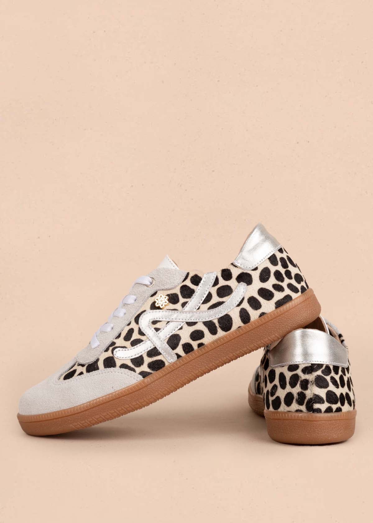 Tenis casuales en cuero color blanco con cuero con pelo animal print 105379