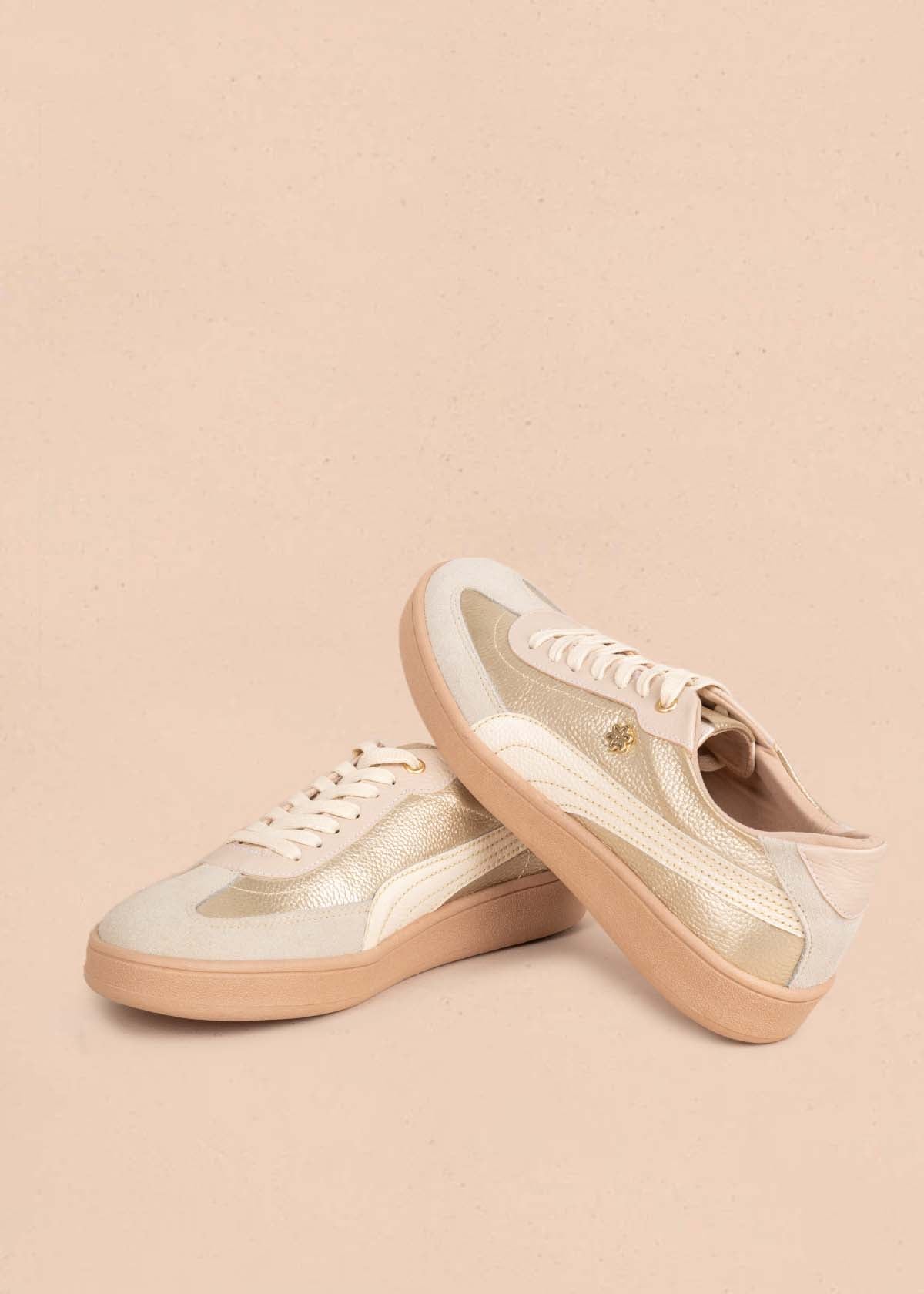 Tenis casuales en cuero color champaña con detalles dorados 105383