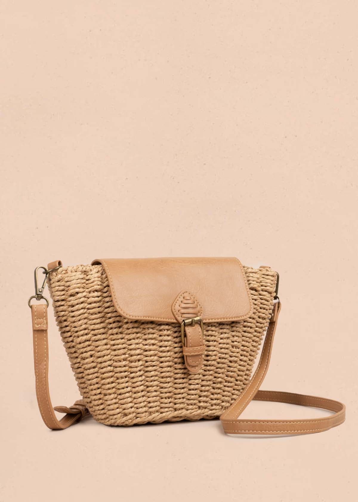 Bolso tipo canasto tejido color camel con hebilla 105385