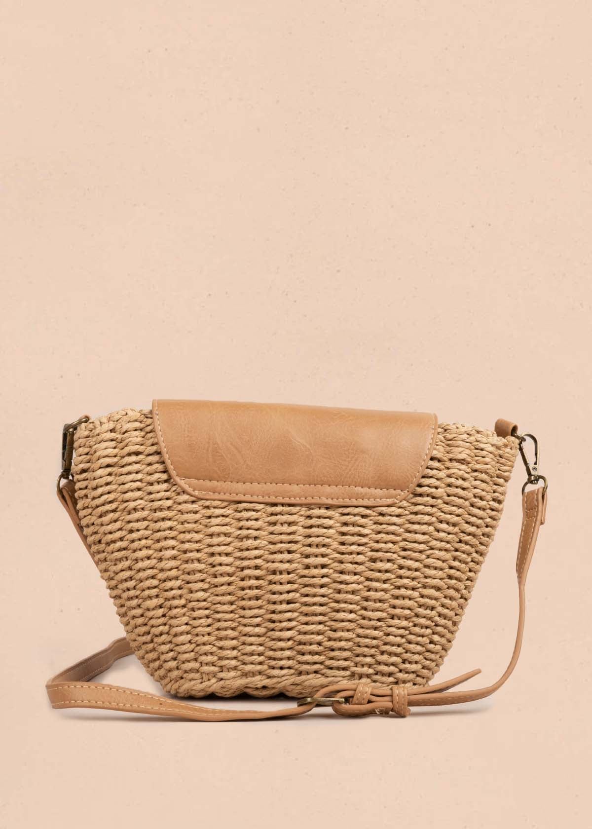 Bolso tipo canasto tejido color camel con hebilla 105385