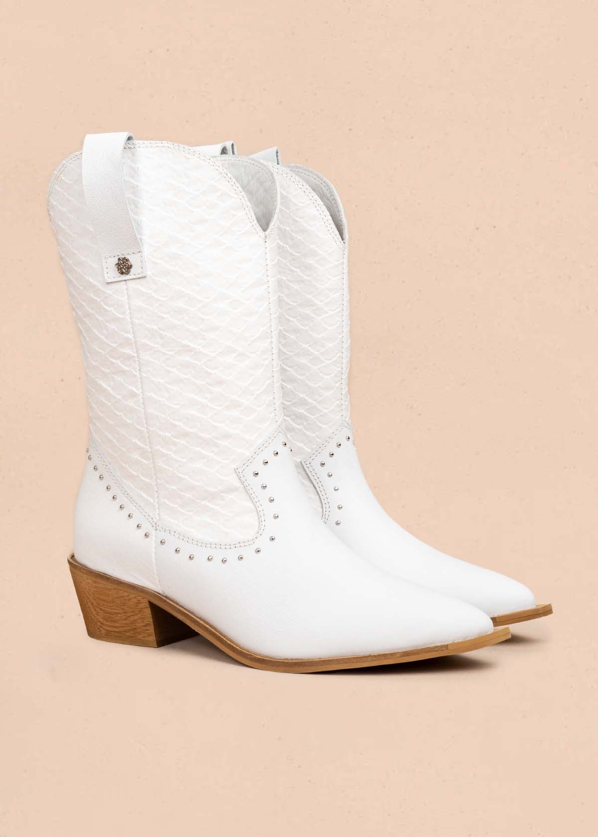 Botas en cuero color blanco con taches 105407