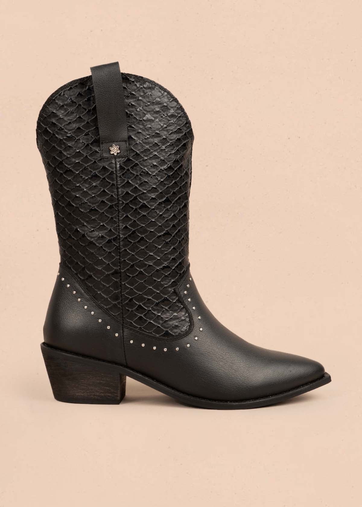 Botas en cuero color negro con taches 105407