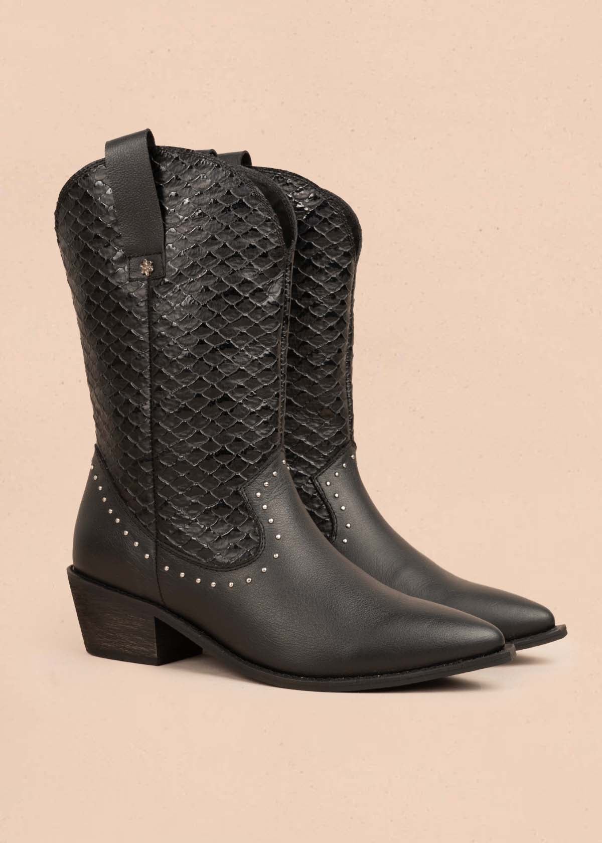 Botas en cuero color negro con taches 105407
