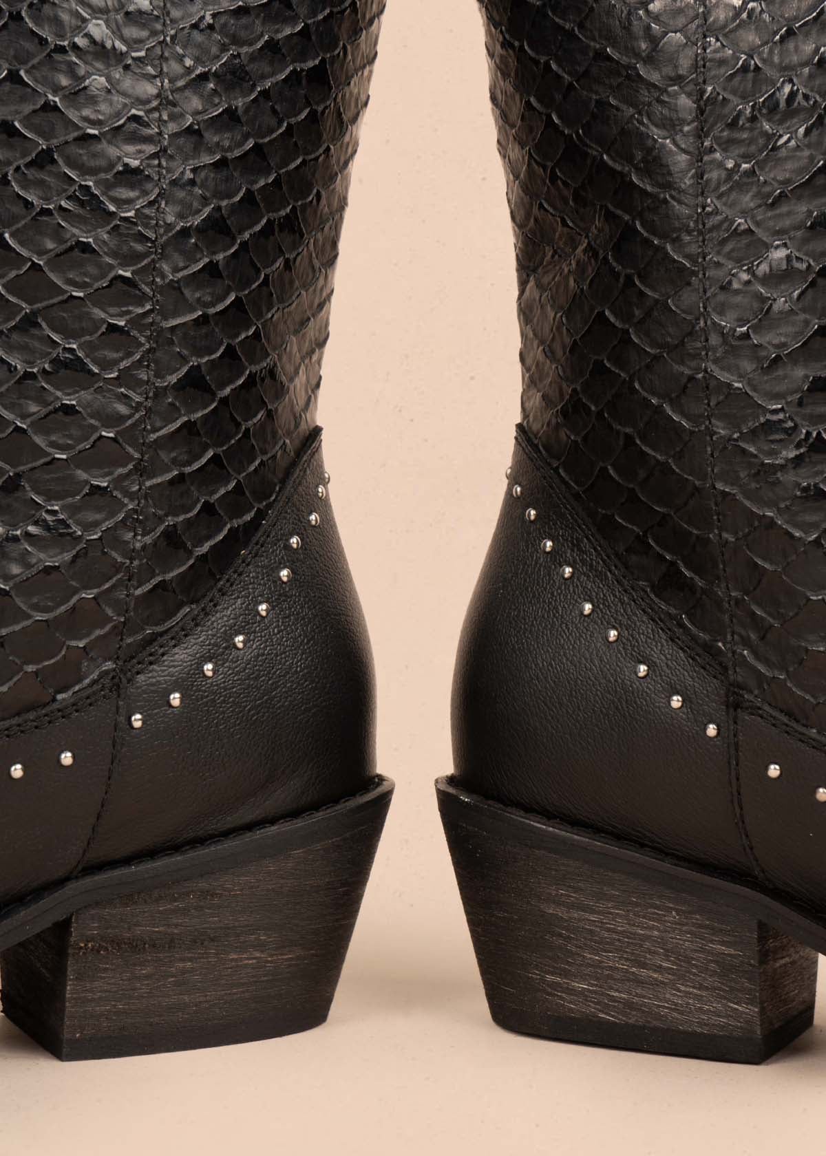 Botas en cuero color negro con taches 105407
