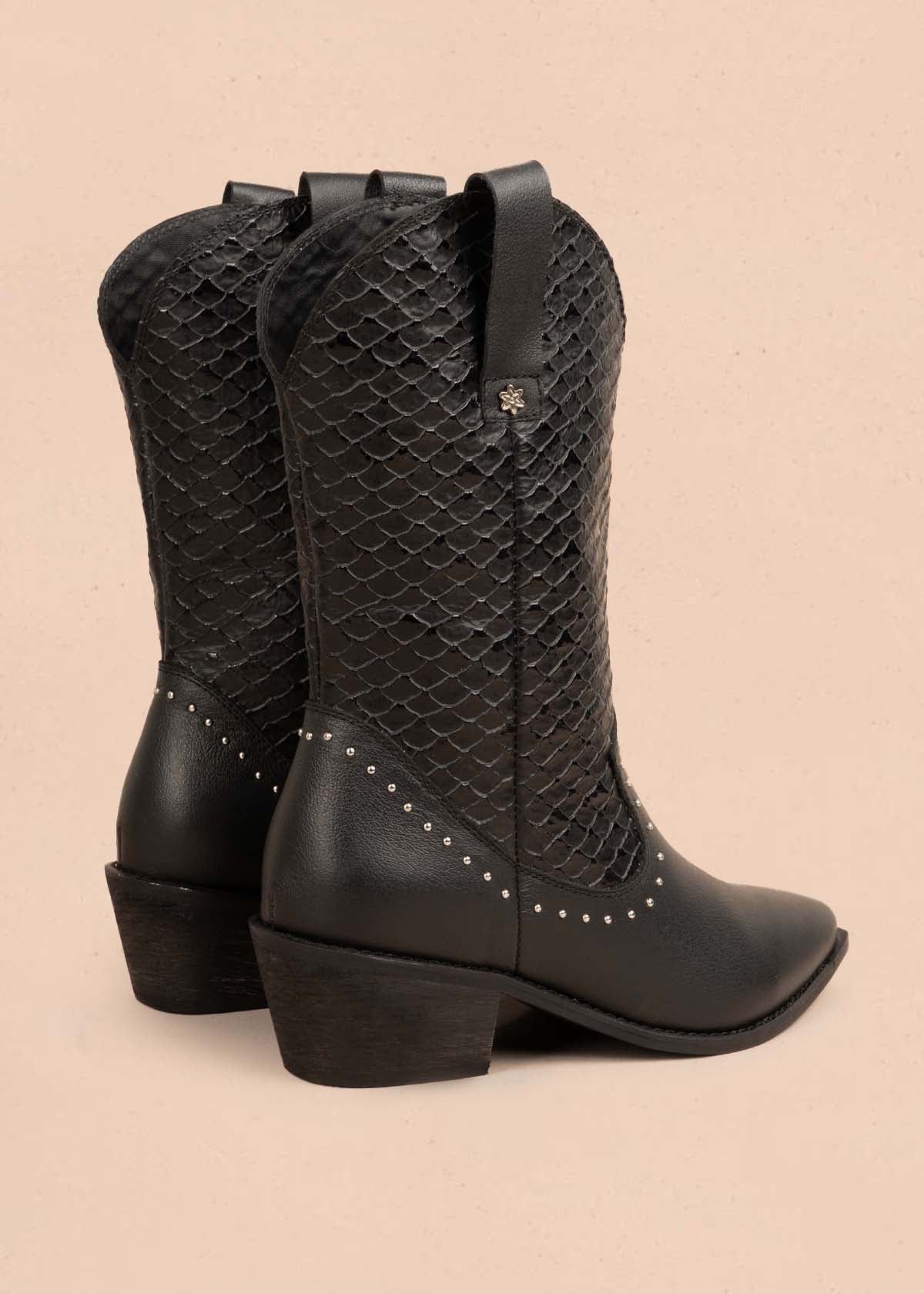 Botas en cuero color negro con taches 105407