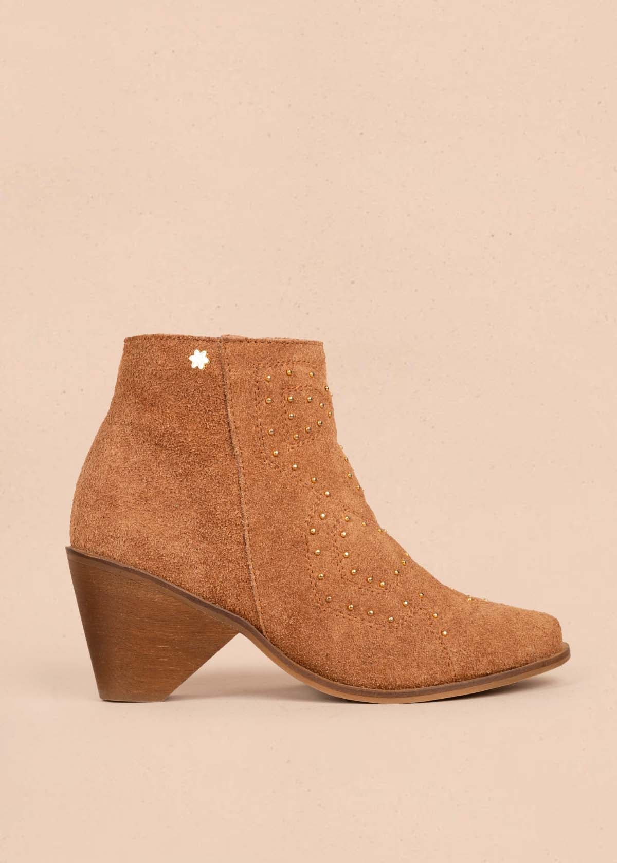 Botines en cuero color miel con taches 105409