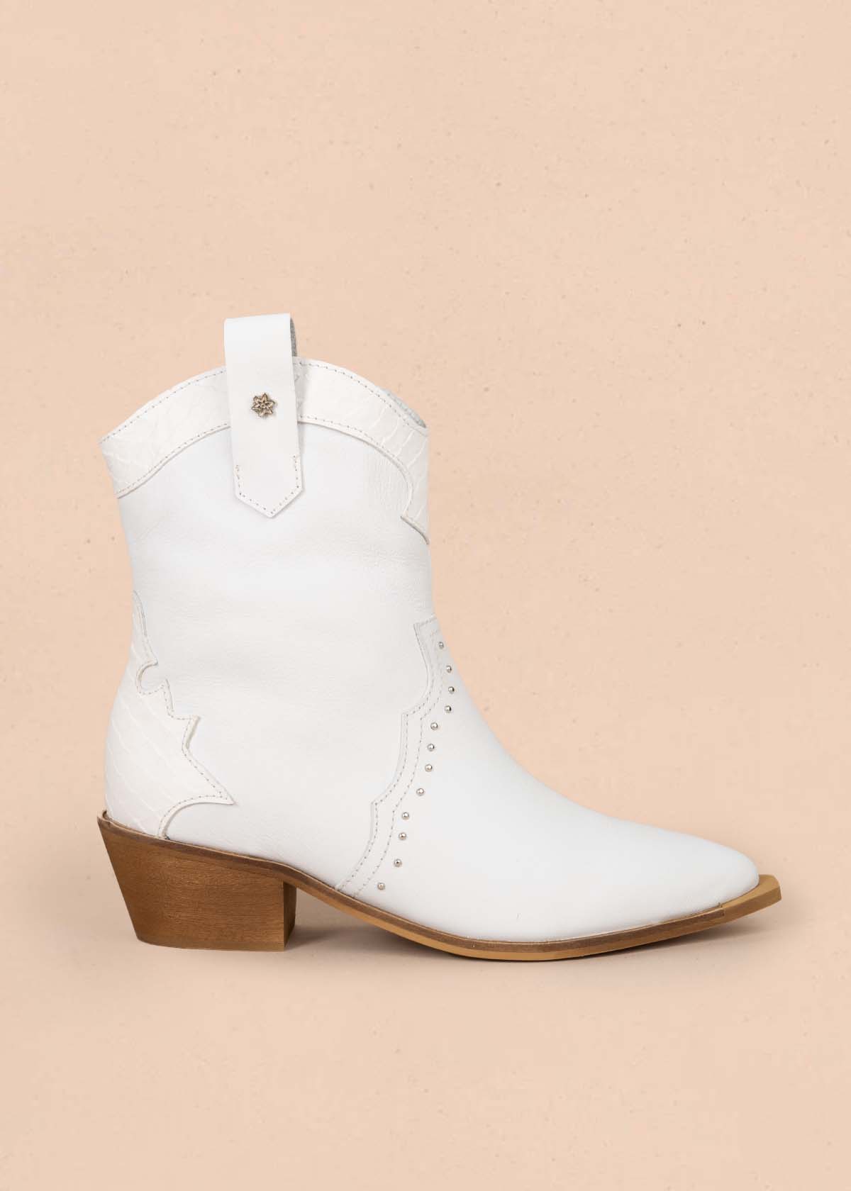 Botas en cuero color blanco con taches 105410