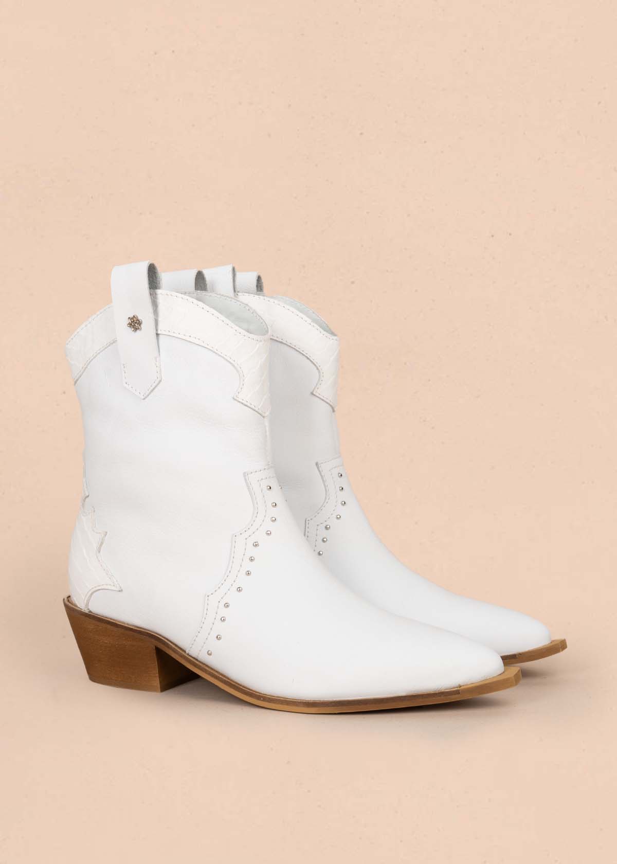 Botas en cuero color blanco con taches 105410