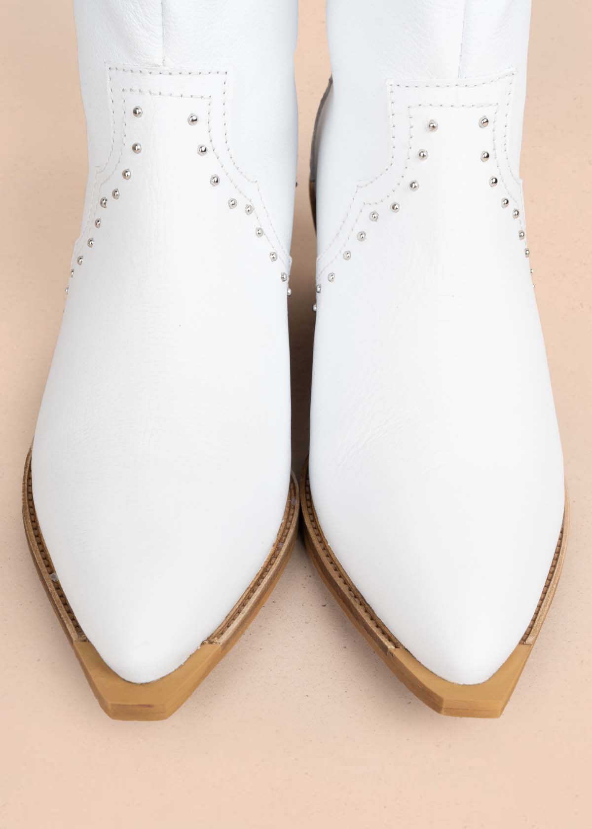 Botas en cuero color blanco con taches 105410