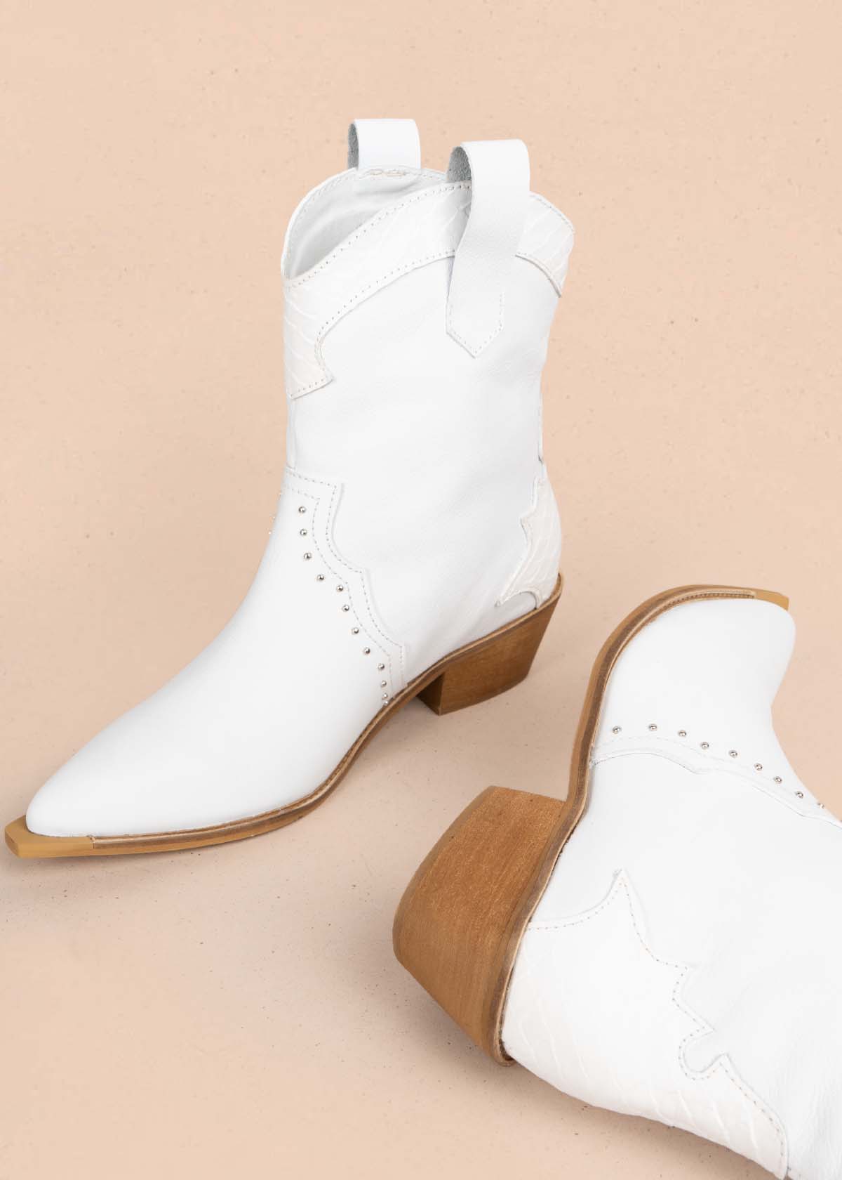 Botas en cuero color blanco con taches 105410