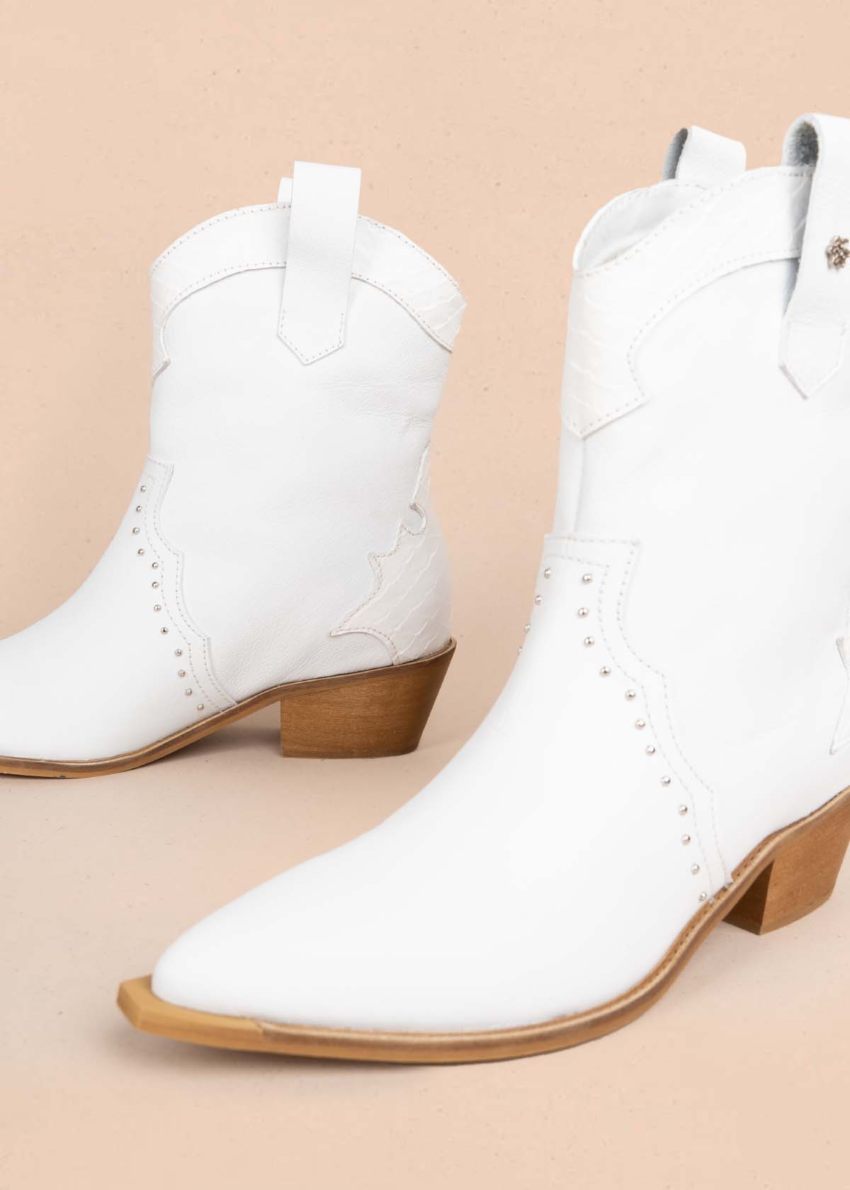 Botas en cuero color blanco con taches 105410