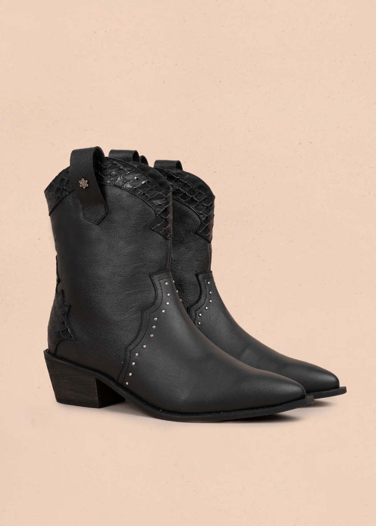 Botas en cuero color negro con taches 105410