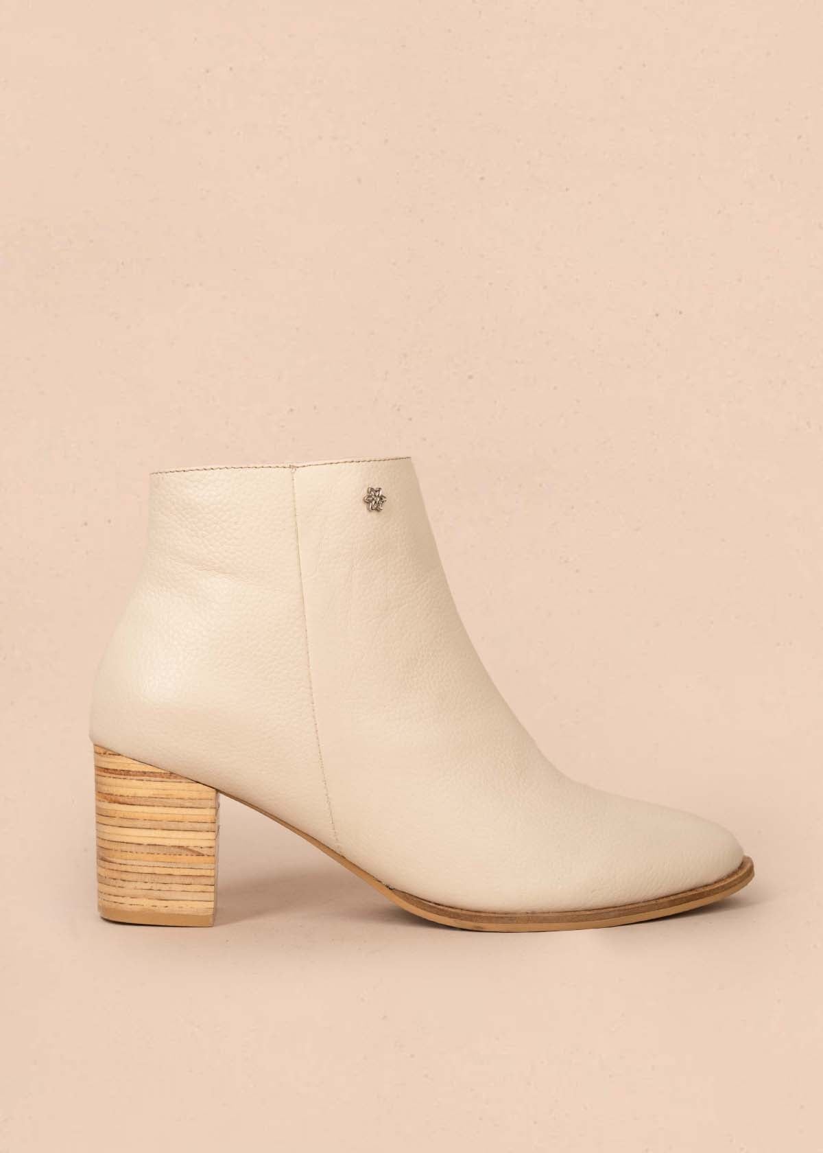 Botines en cuero color beige con cierre lateral 105411