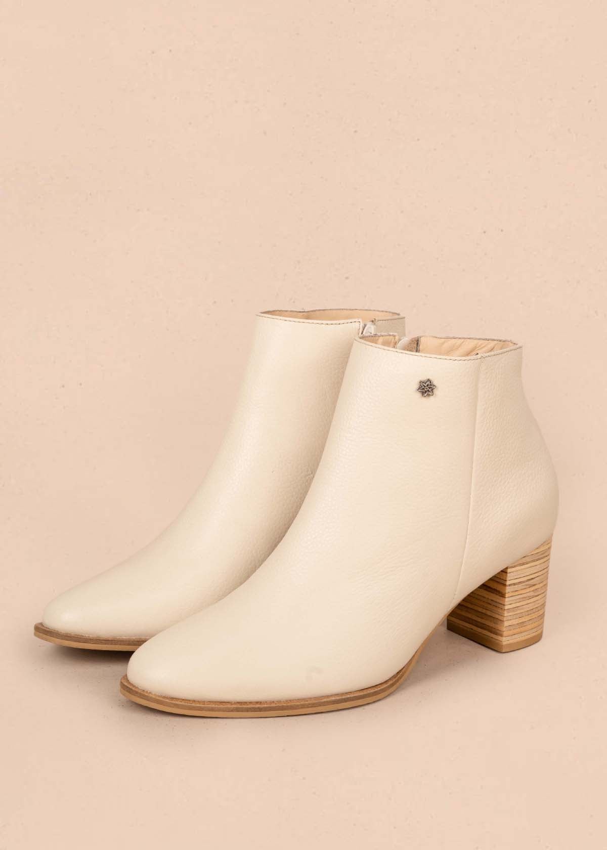 Botines en cuero color beige con cierre lateral 105411