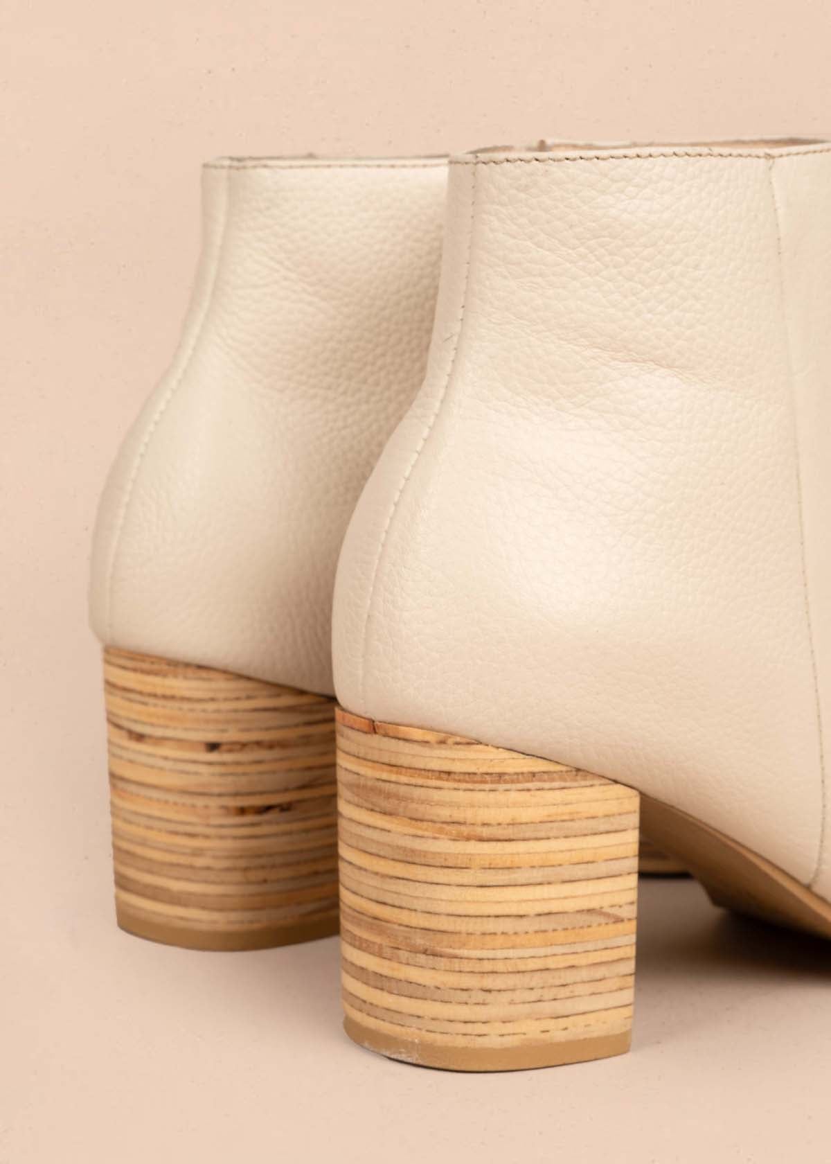 Botines en cuero color beige con cierre lateral 105411