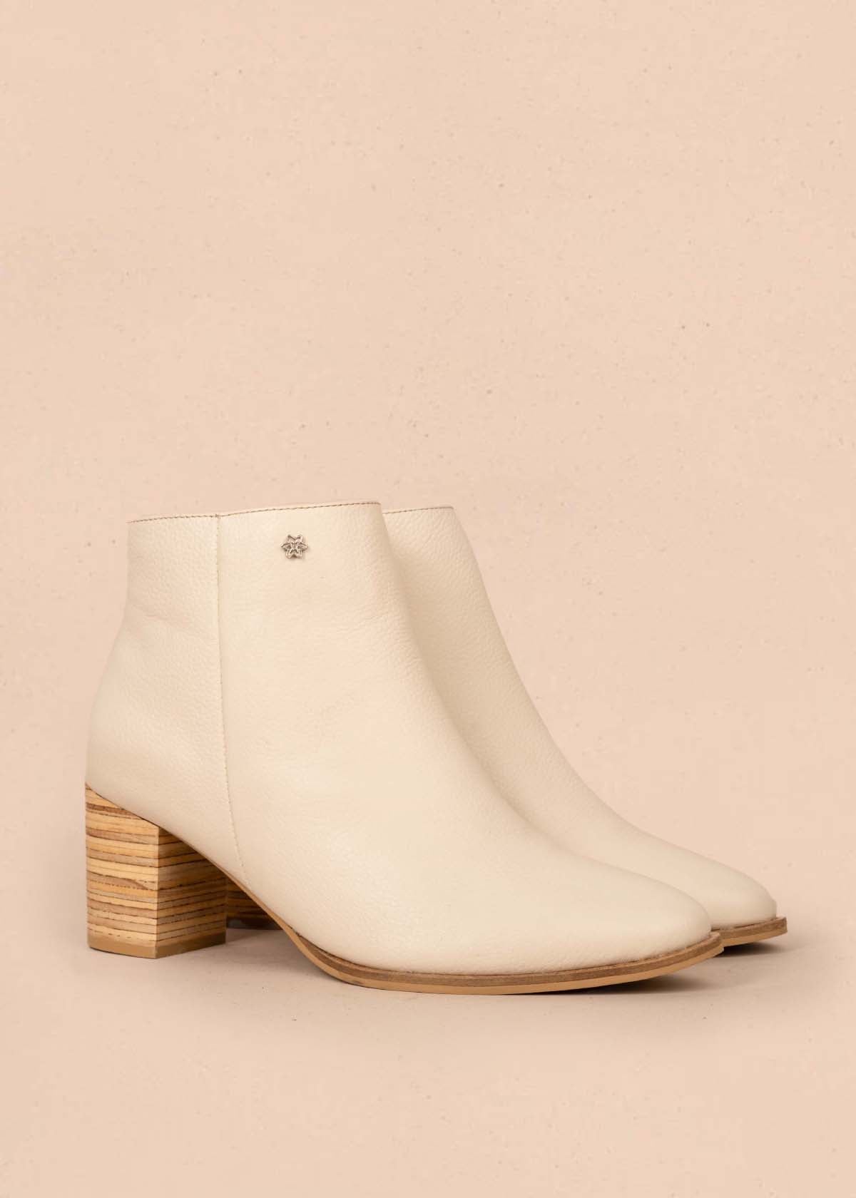 Botines en cuero color beige con cierre lateral 105411