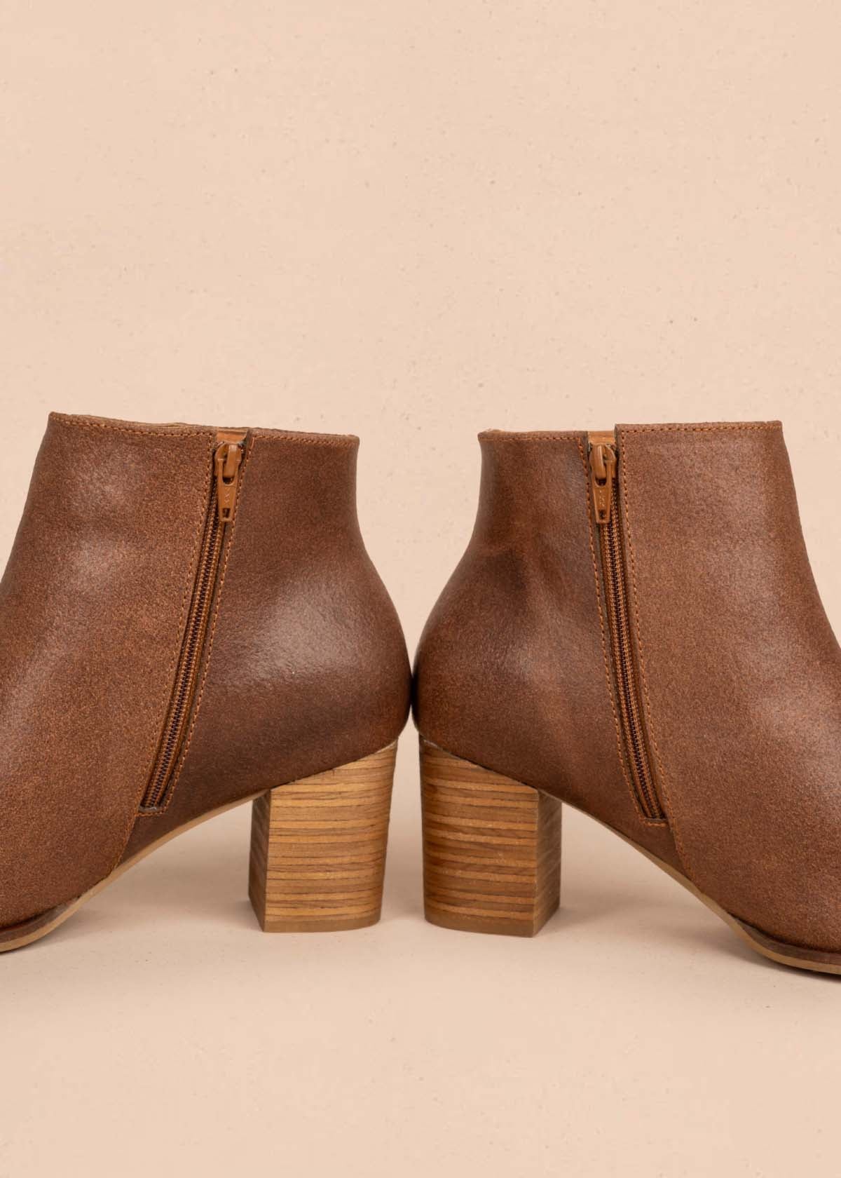 Botines en cuero color miel con cierre lateral 105411