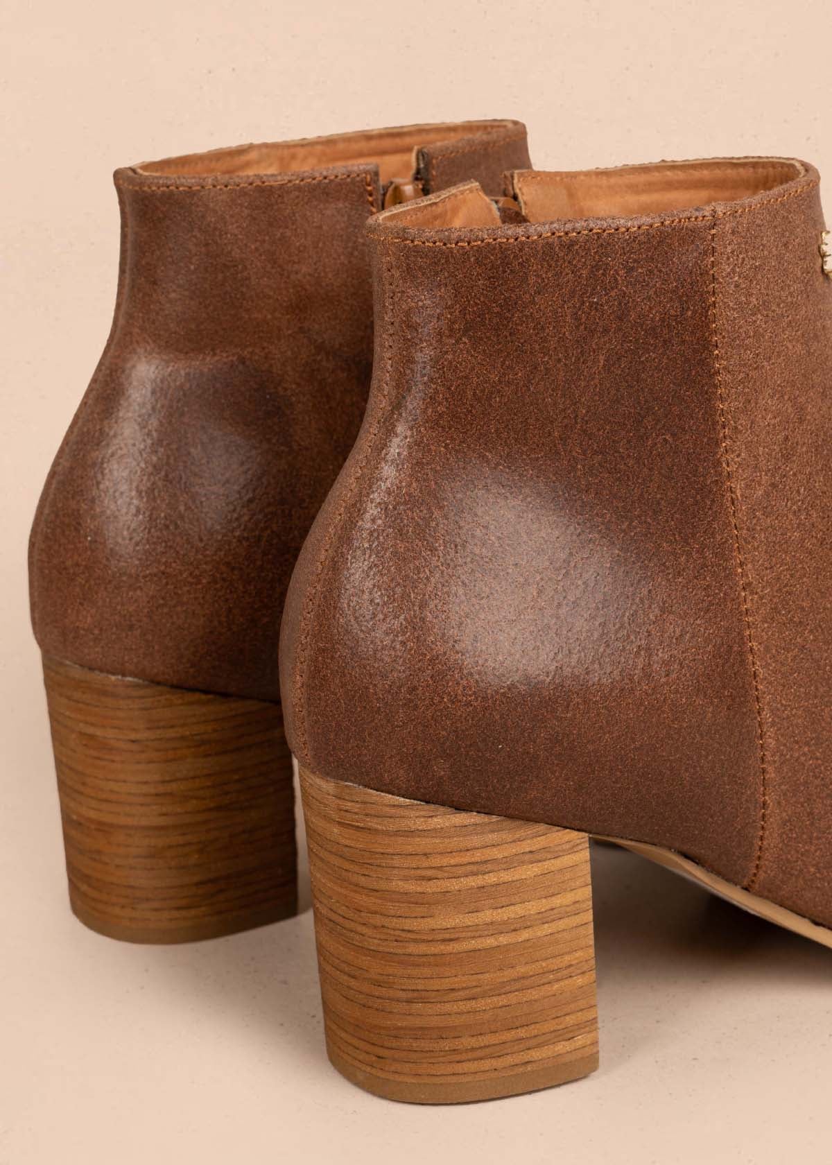 Botines en cuero color miel con cierre lateral 105411
