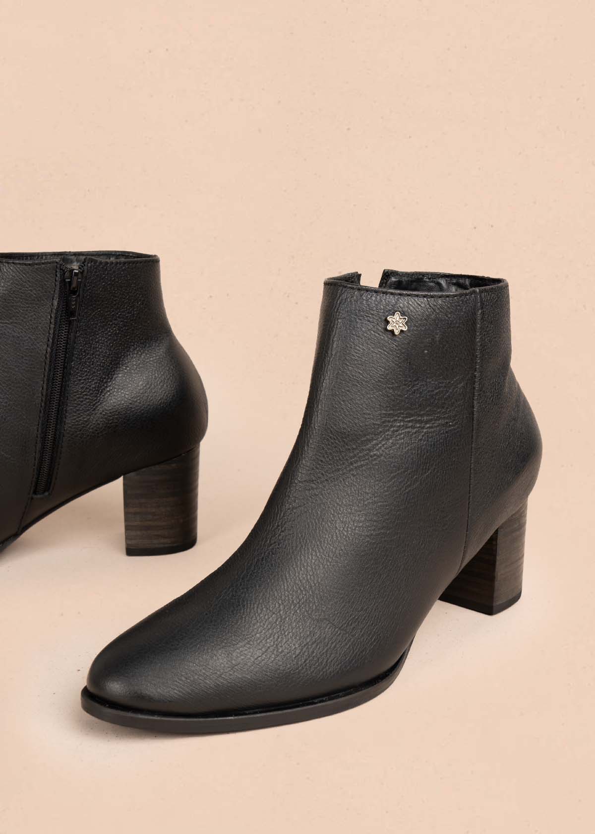 Botines en cuero color negro con cierre lateral 105411