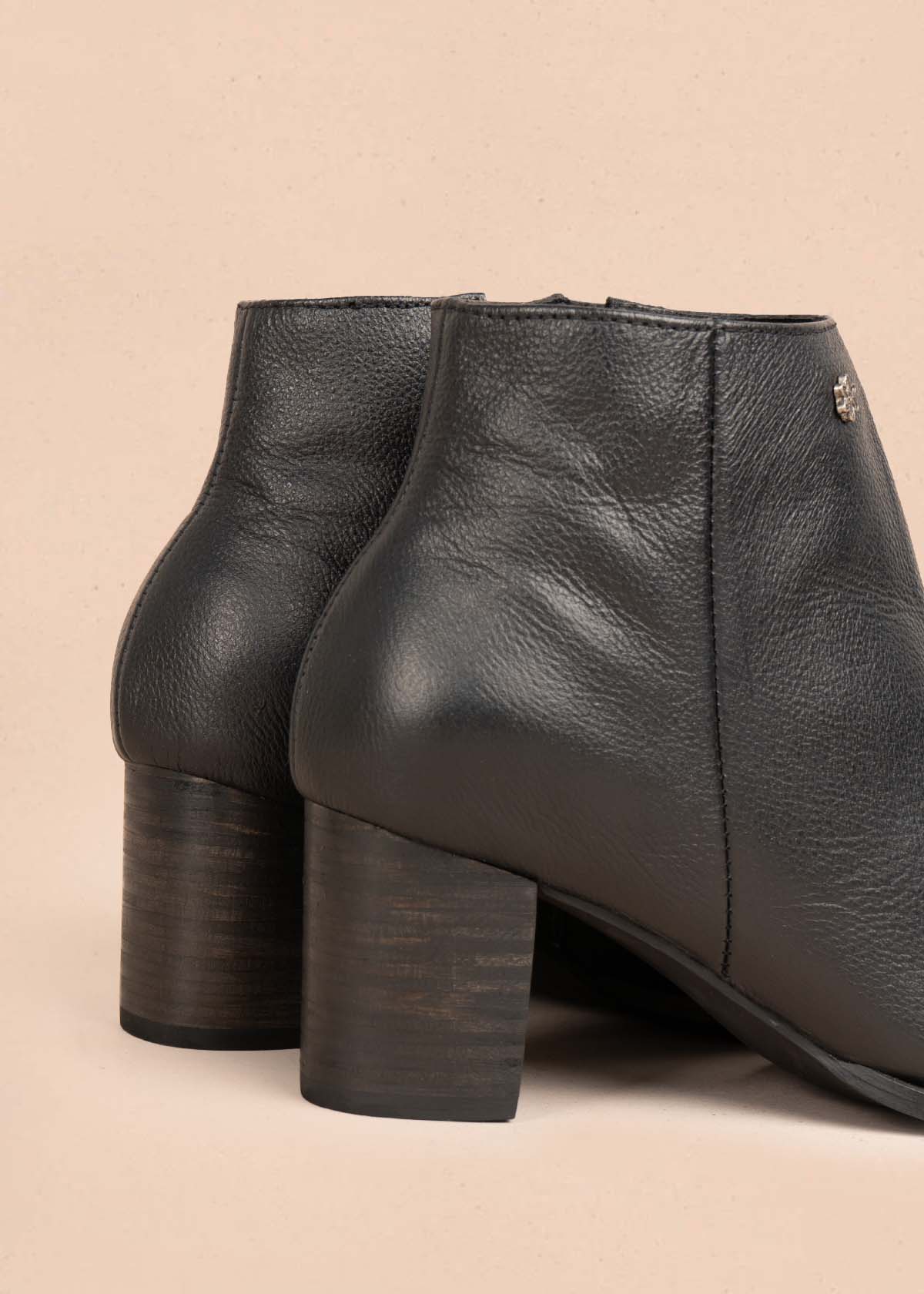 Botines en cuero color negro con cierre lateral 105411