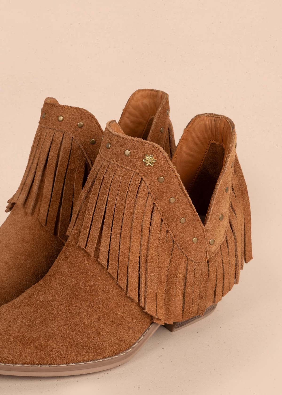 Botines en cuero color miel con taches y flecos 105414