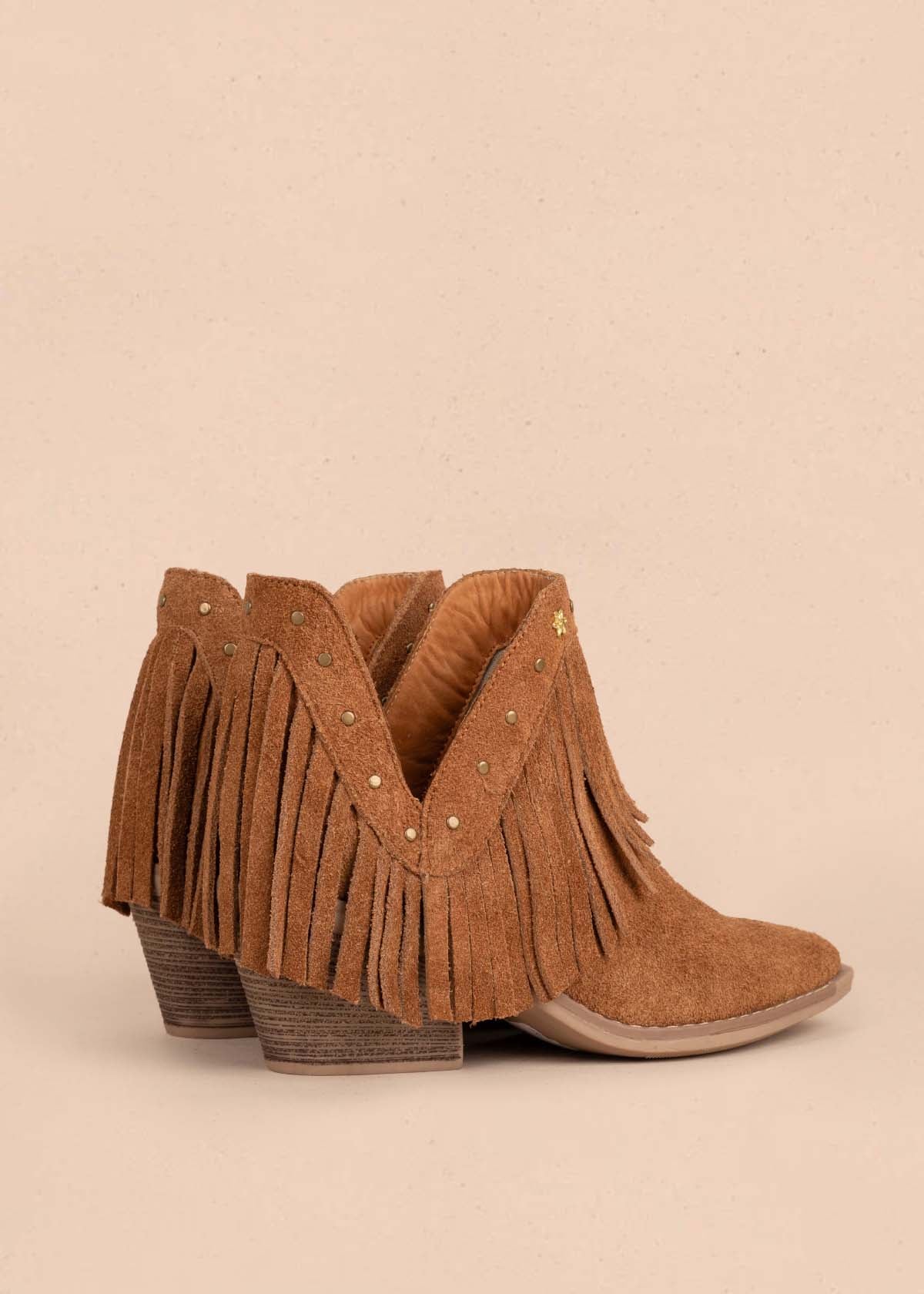 Botines en cuero color miel con taches y flecos 105414