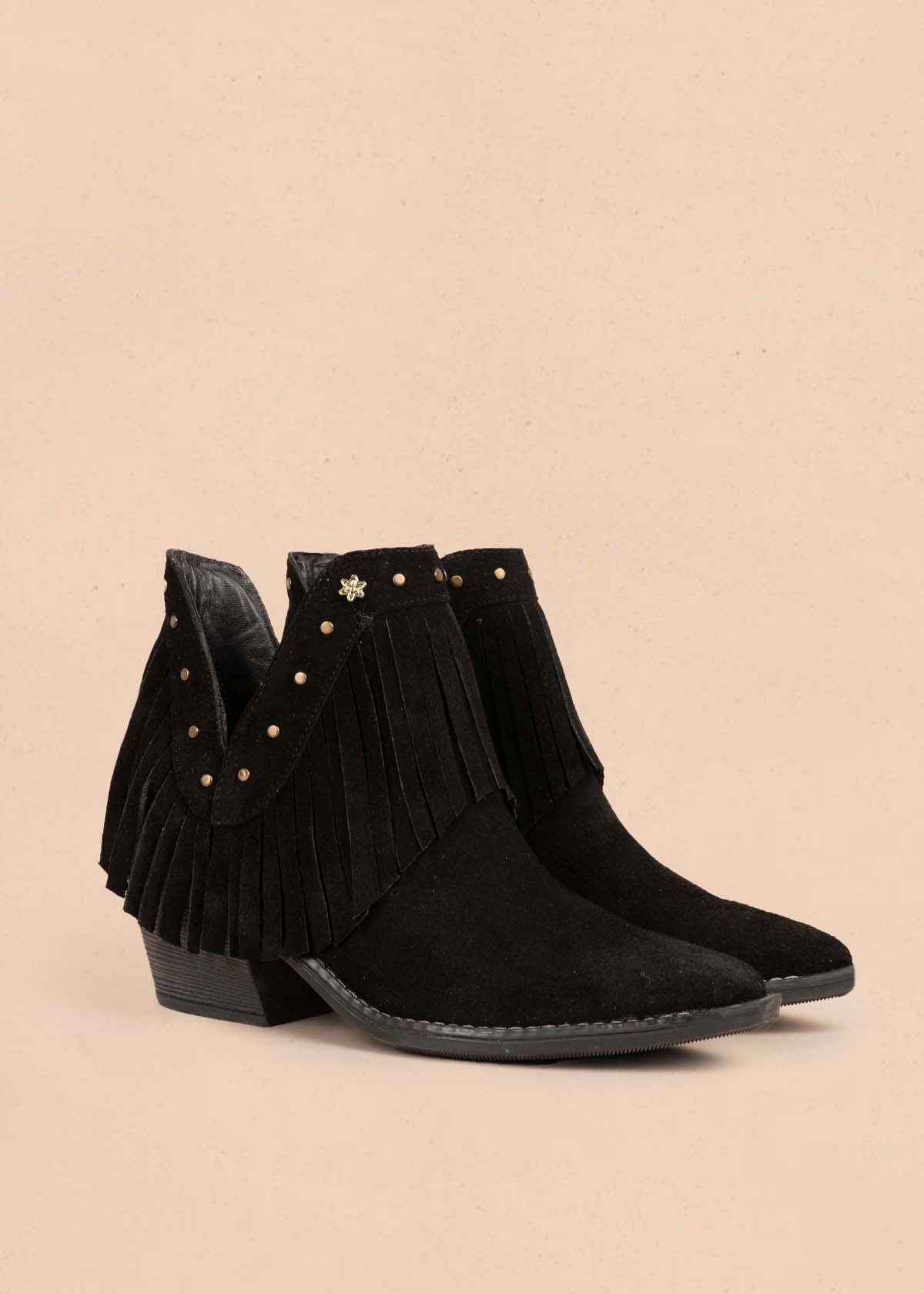 Botines en cuero color negro con taches y flecos 105414