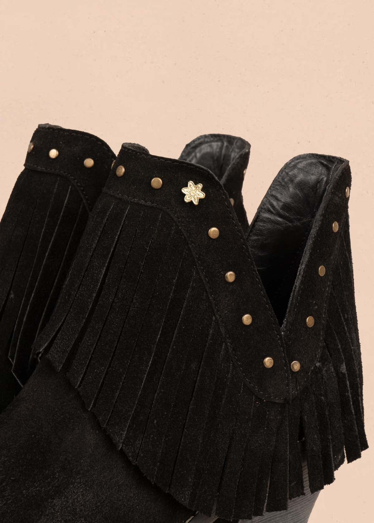 Botines en cuero color negro con taches y flecos 105414