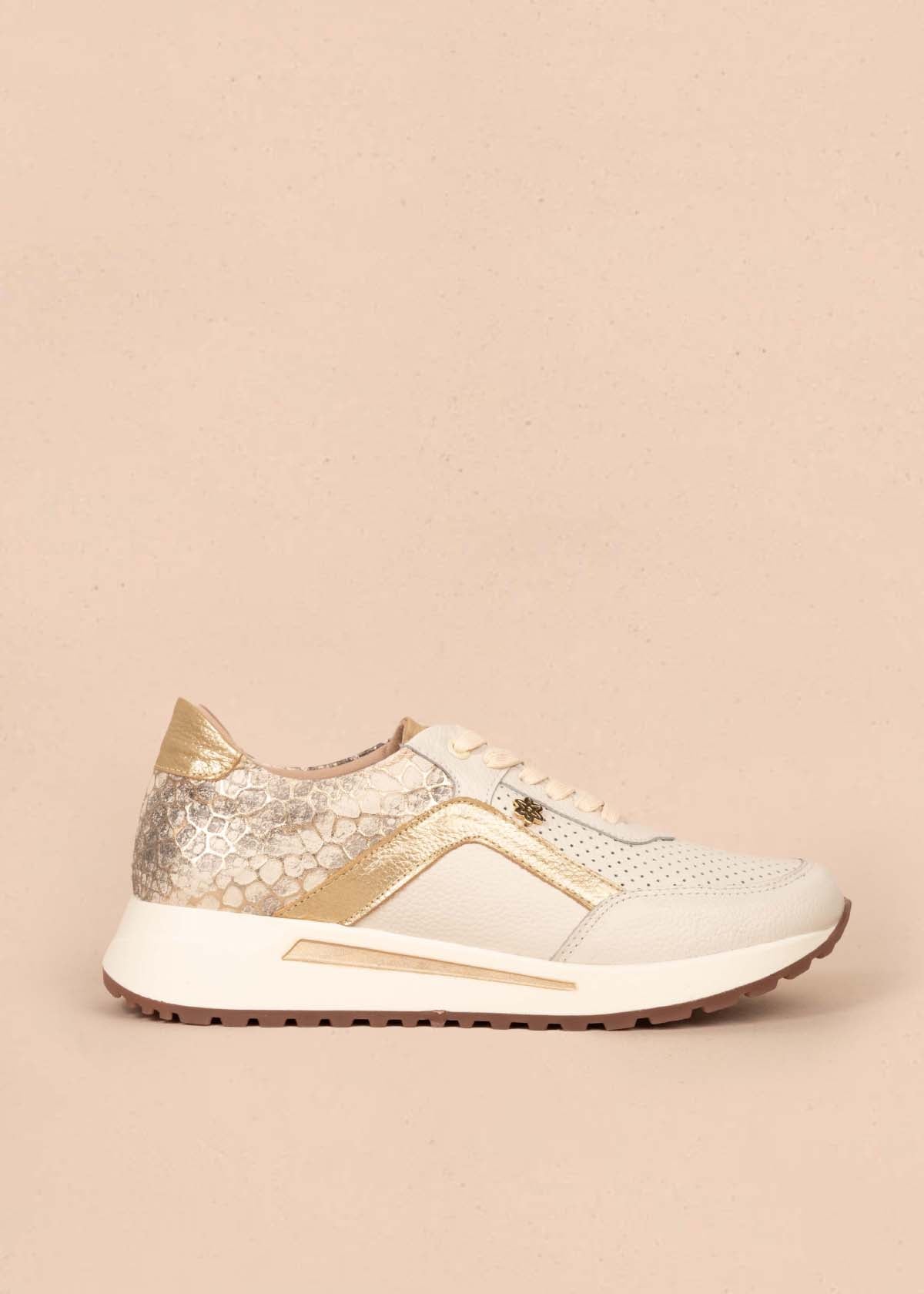 Tenis casuales en cuero color taupe con folia y perforaciones 105419