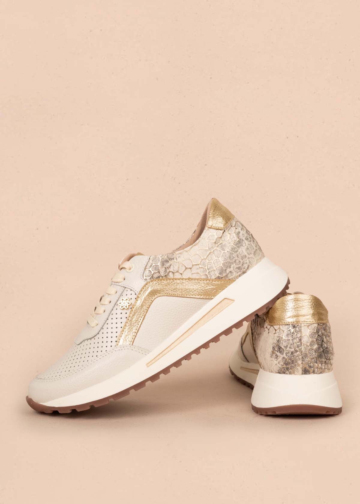 Tenis casuales en cuero color taupe con folia y perforaciones 105419