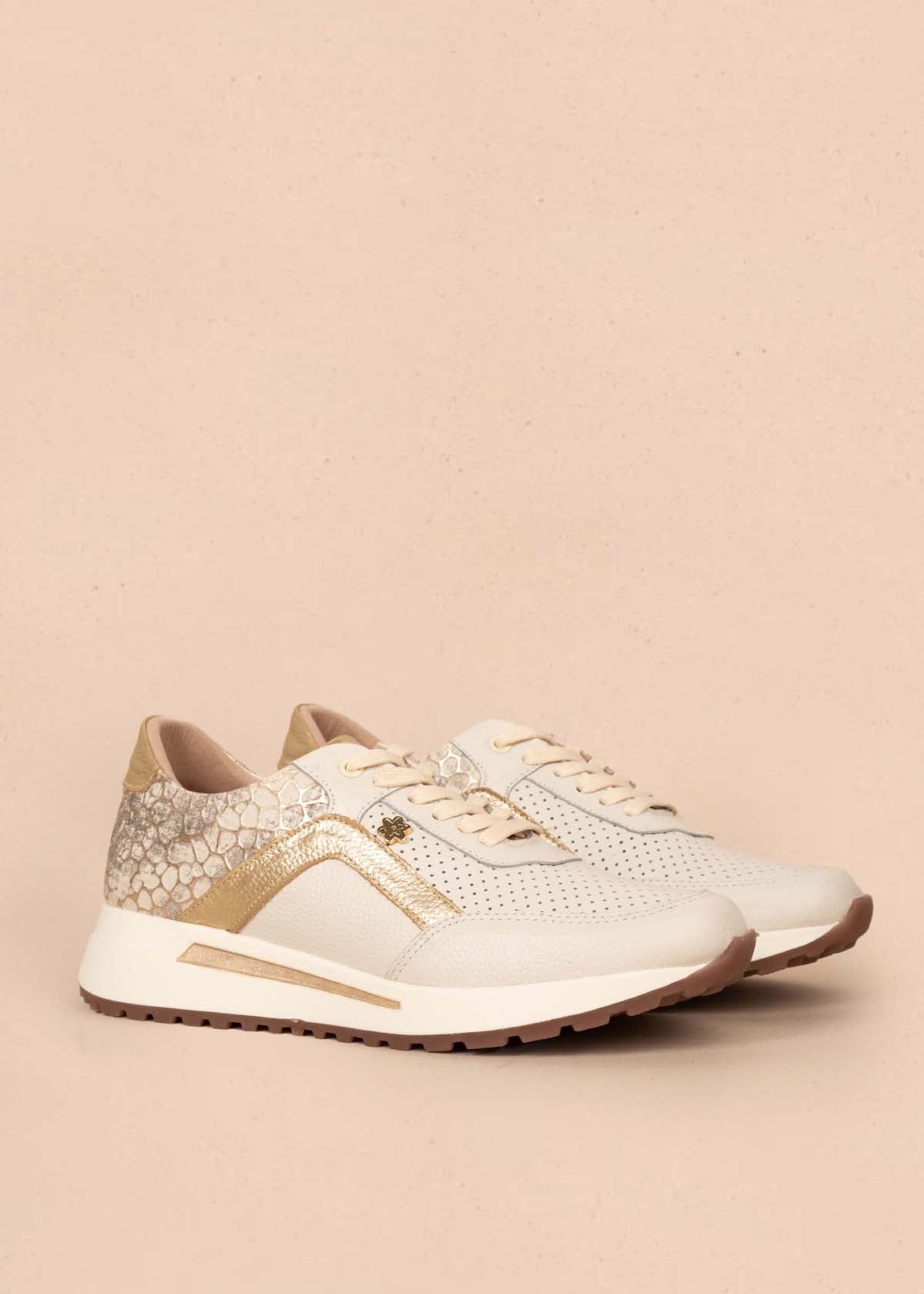 Tenis casuales en cuero color taupe con folia y perforaciones 105419