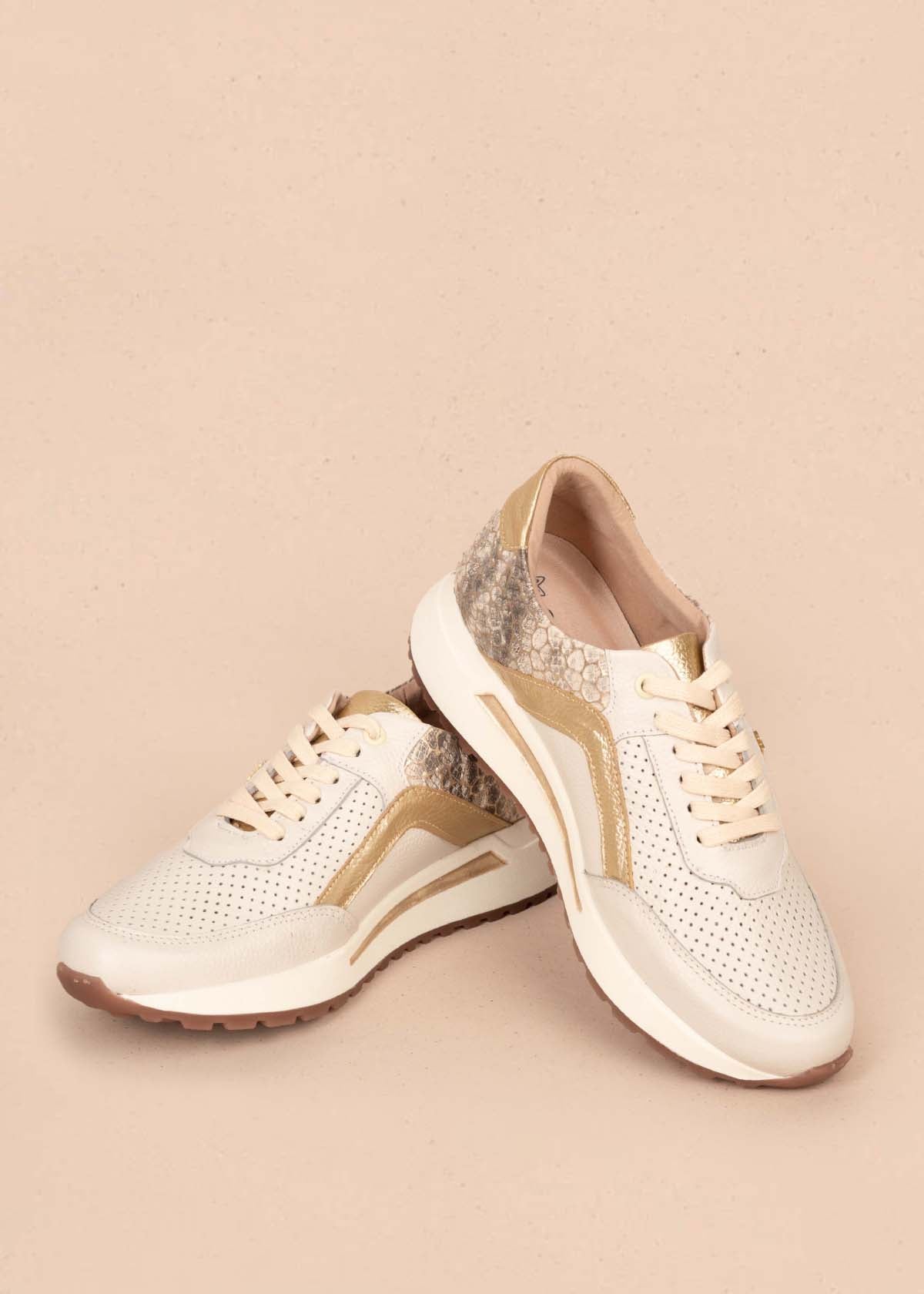 Tenis casuales en cuero color taupe con folia y perforaciones 105419