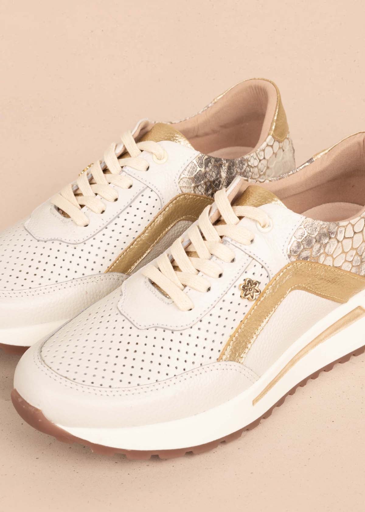 Tenis casuales en cuero color taupe con folia y perforaciones 105419