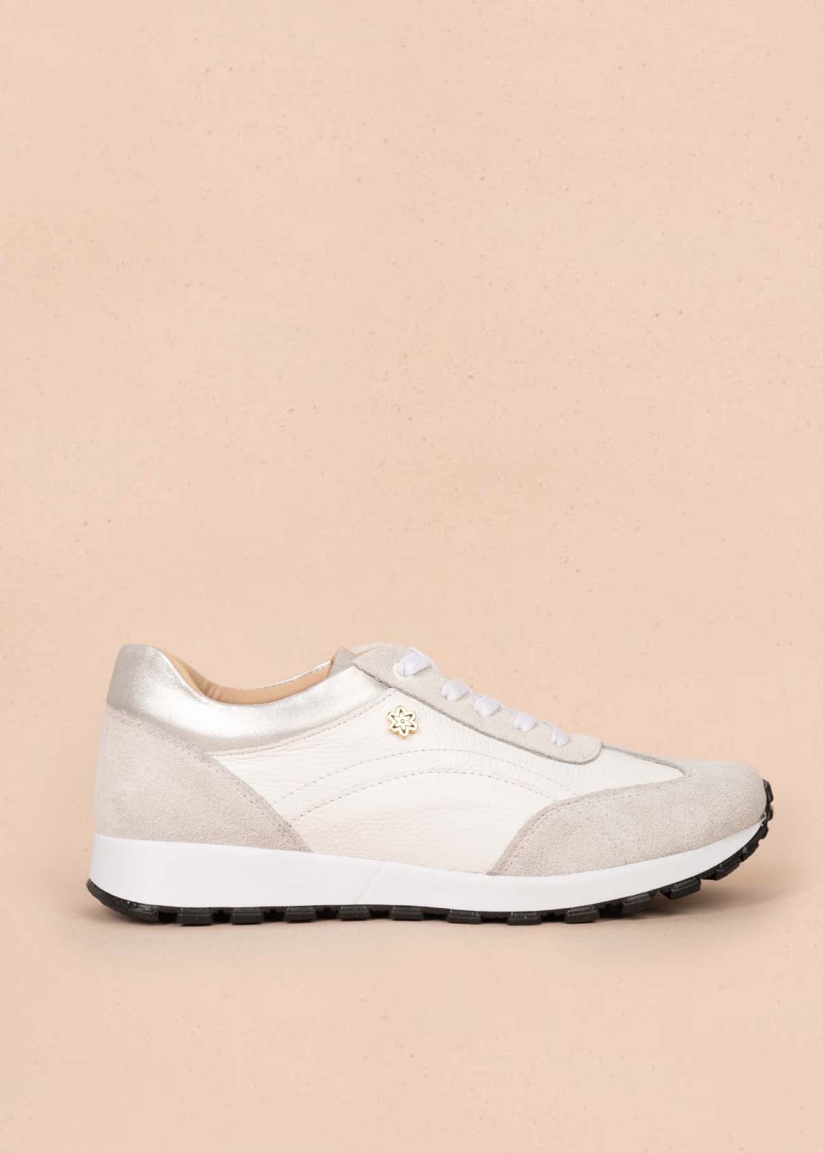 Tenis casuales en cuero color blanco 105422