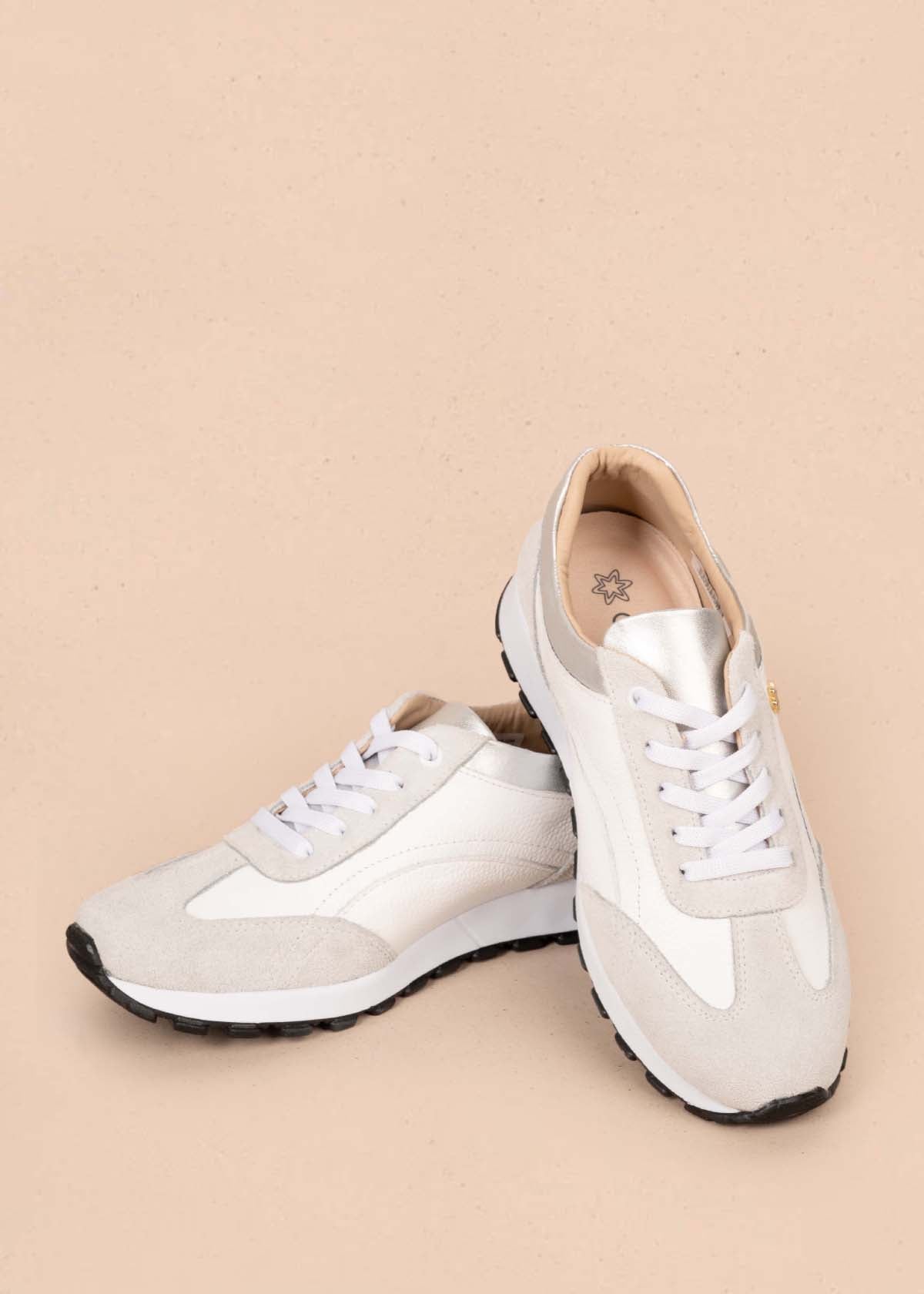 Tenis casuales en cuero color blanco 105422