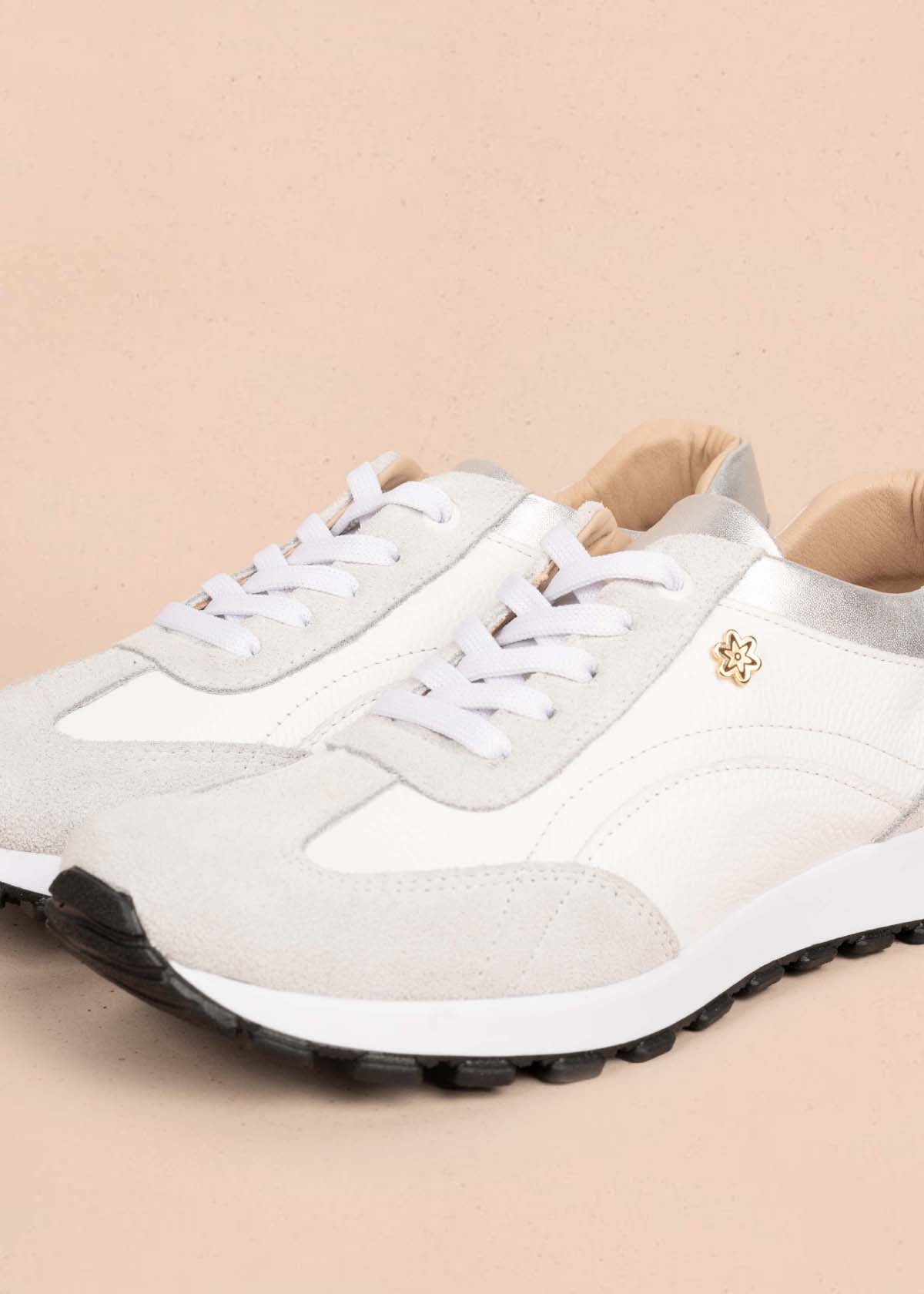 Tenis casuales en cuero color blanco 105422