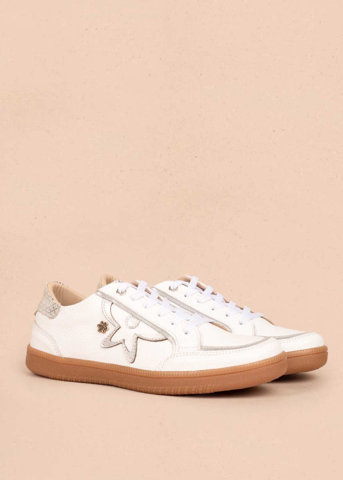 Tenis casuales en cuero color blanco con átomo cosmos 105424