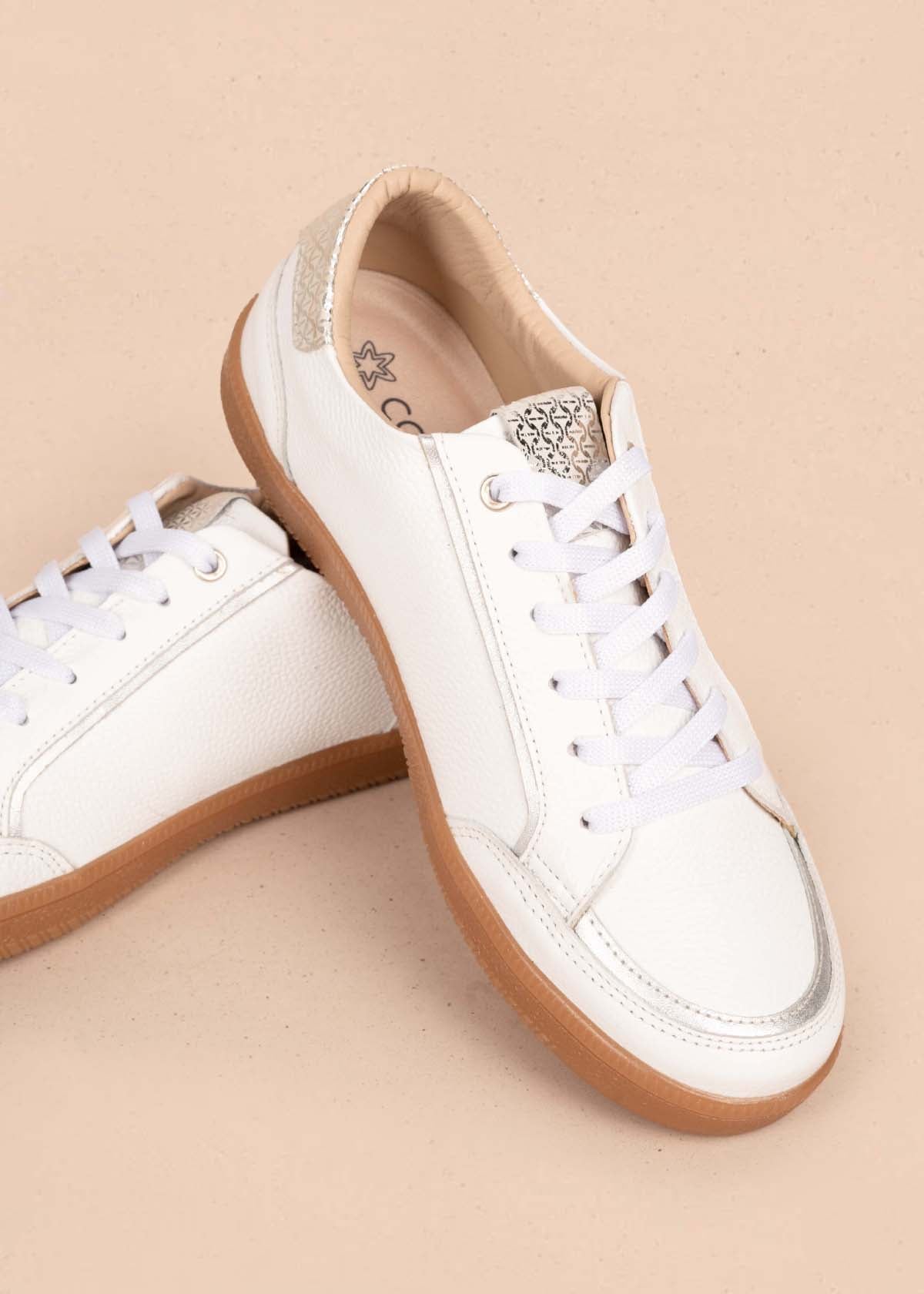 Tenis casuales en cuero color blanco con átomo cosmos 105424
