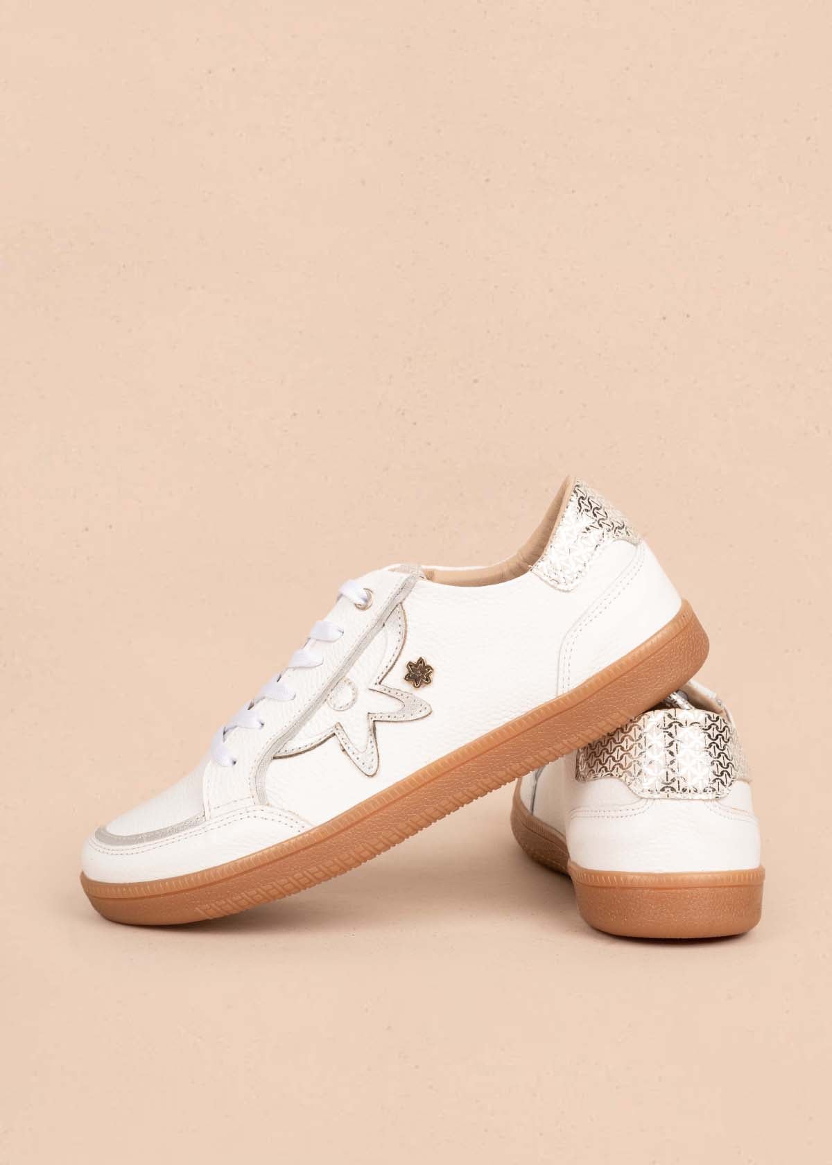 Tenis casuales en cuero color blanco con átomo cosmos 105424