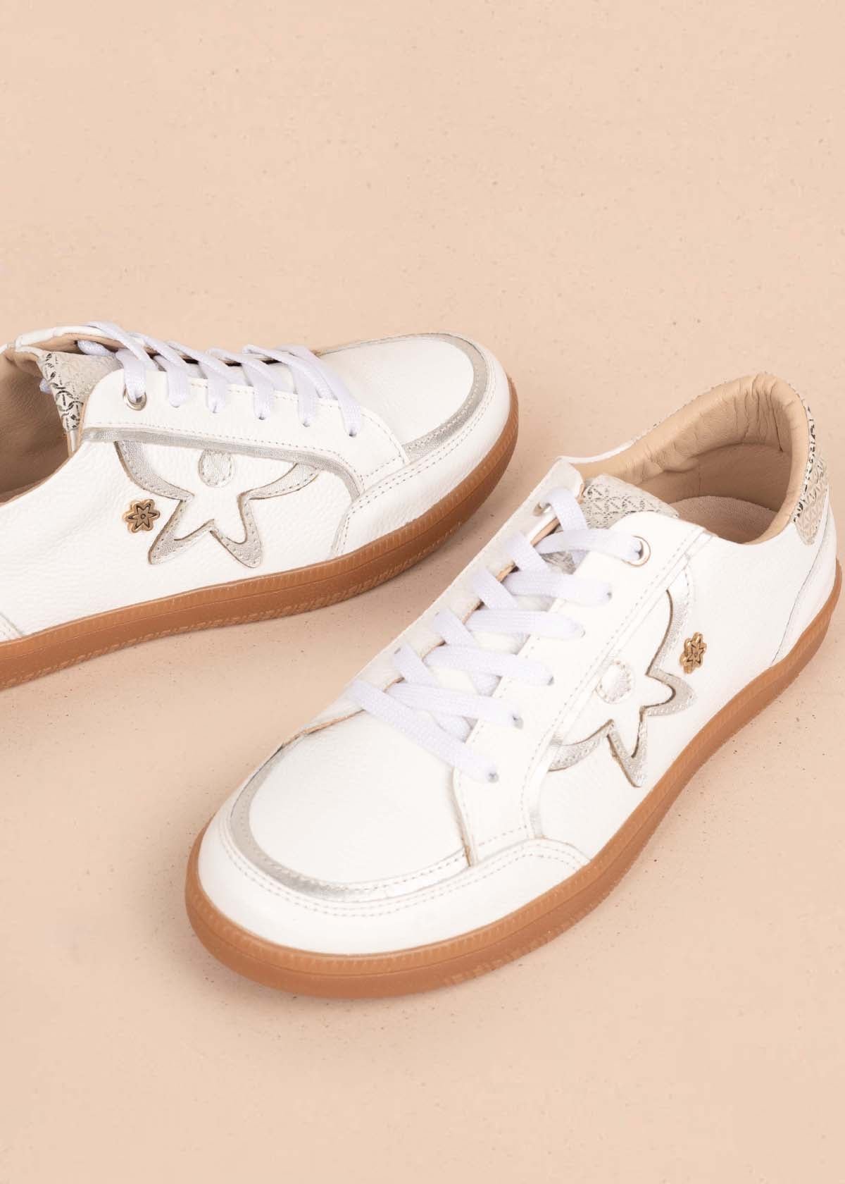 Tenis casuales en cuero color blanco con átomo cosmos 105424