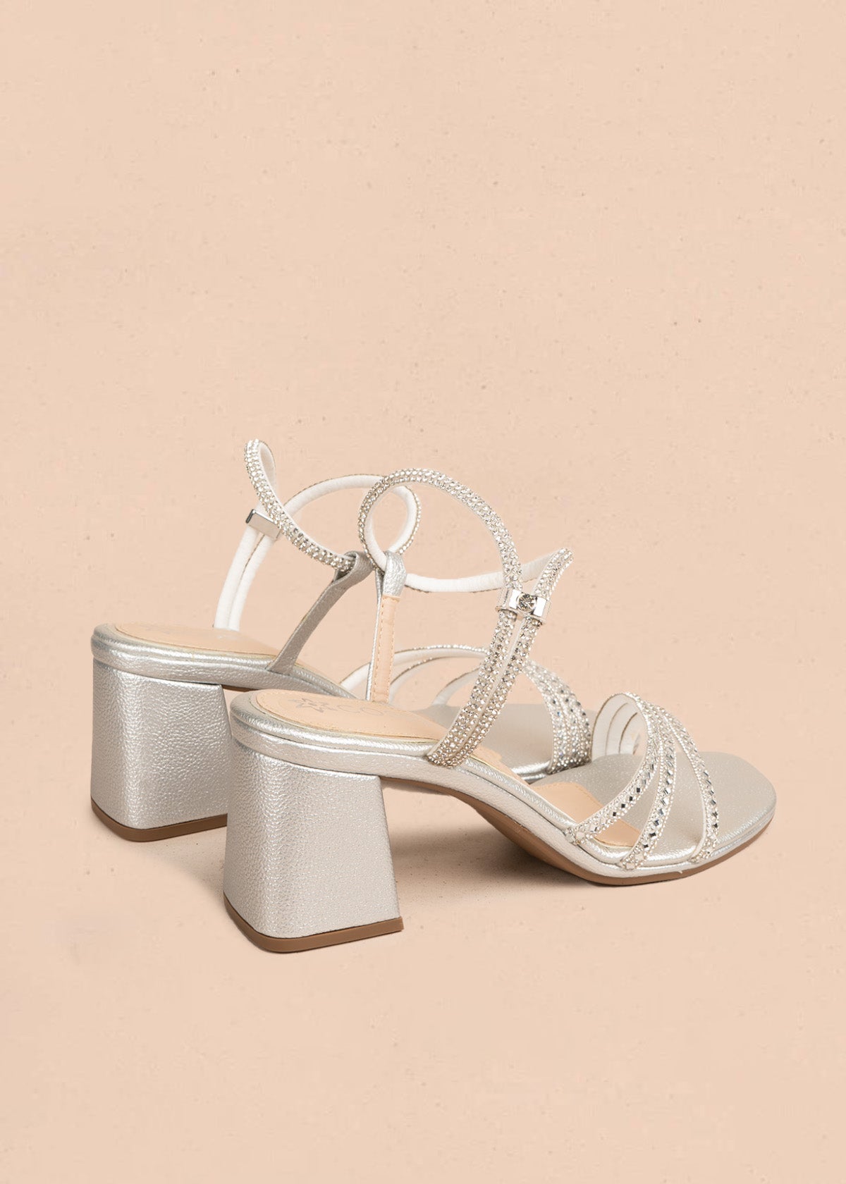 Sandalias color plata con tiras de pedrería brillante y acabado elegante 105427