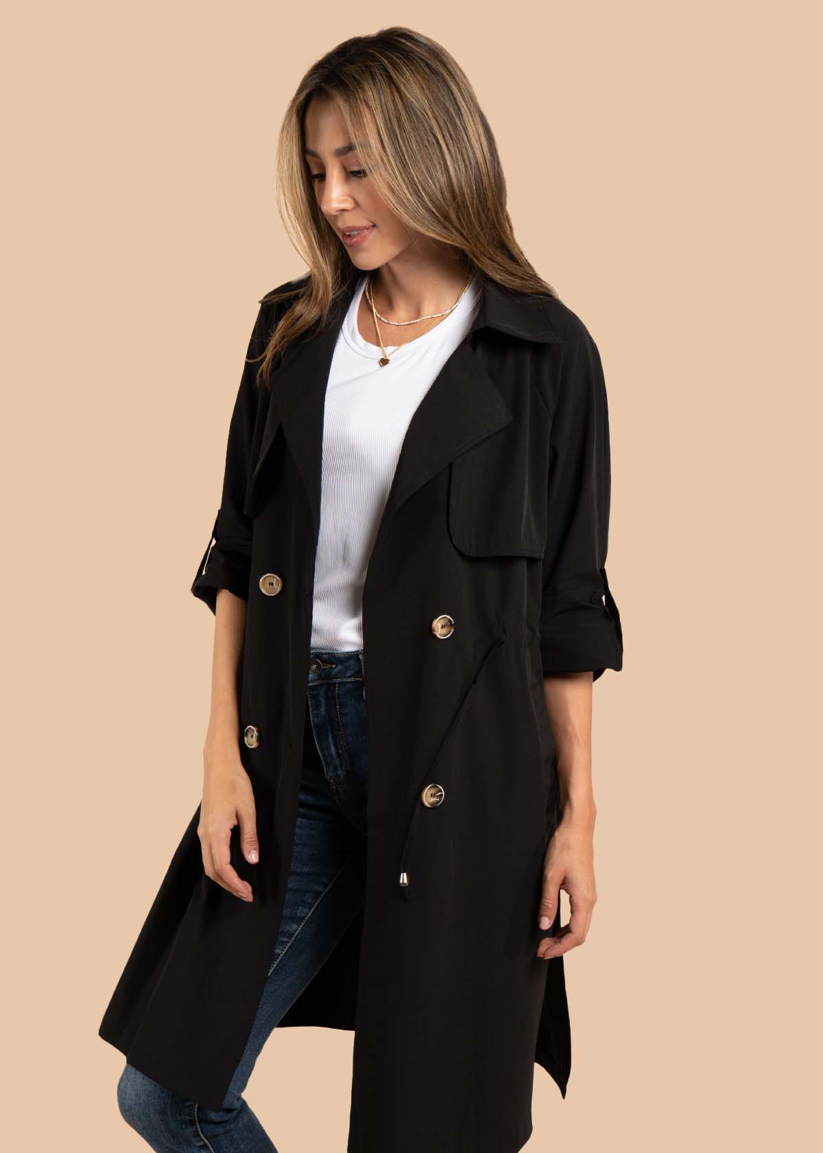 Gabán color negro con recogido en cintura 105436