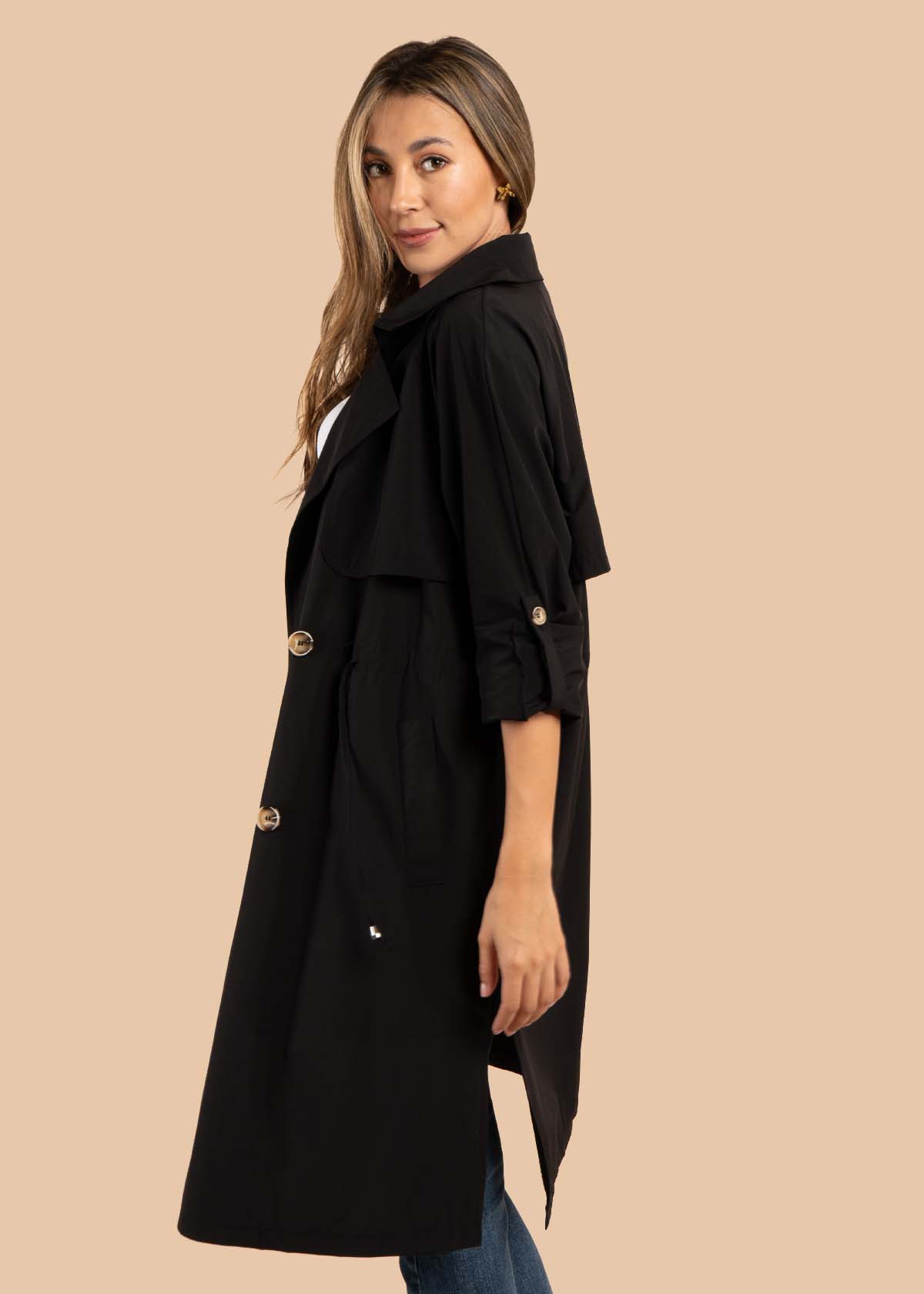 Gabán color negro con recogido en cintura 105436