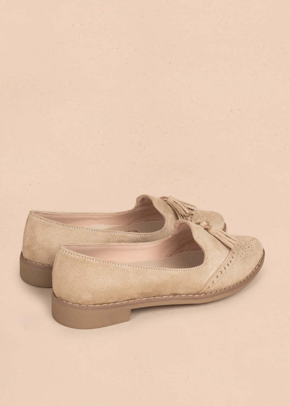 Zapatos cerrados color arena con borla 105446