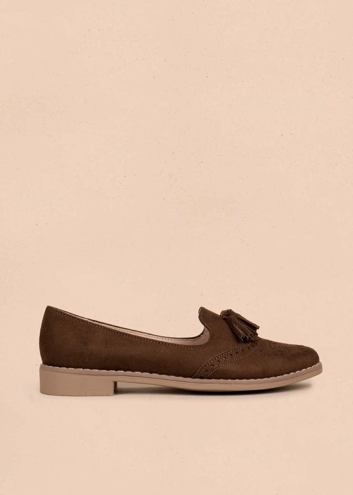 Zapatos cerrados color café con borla 105446