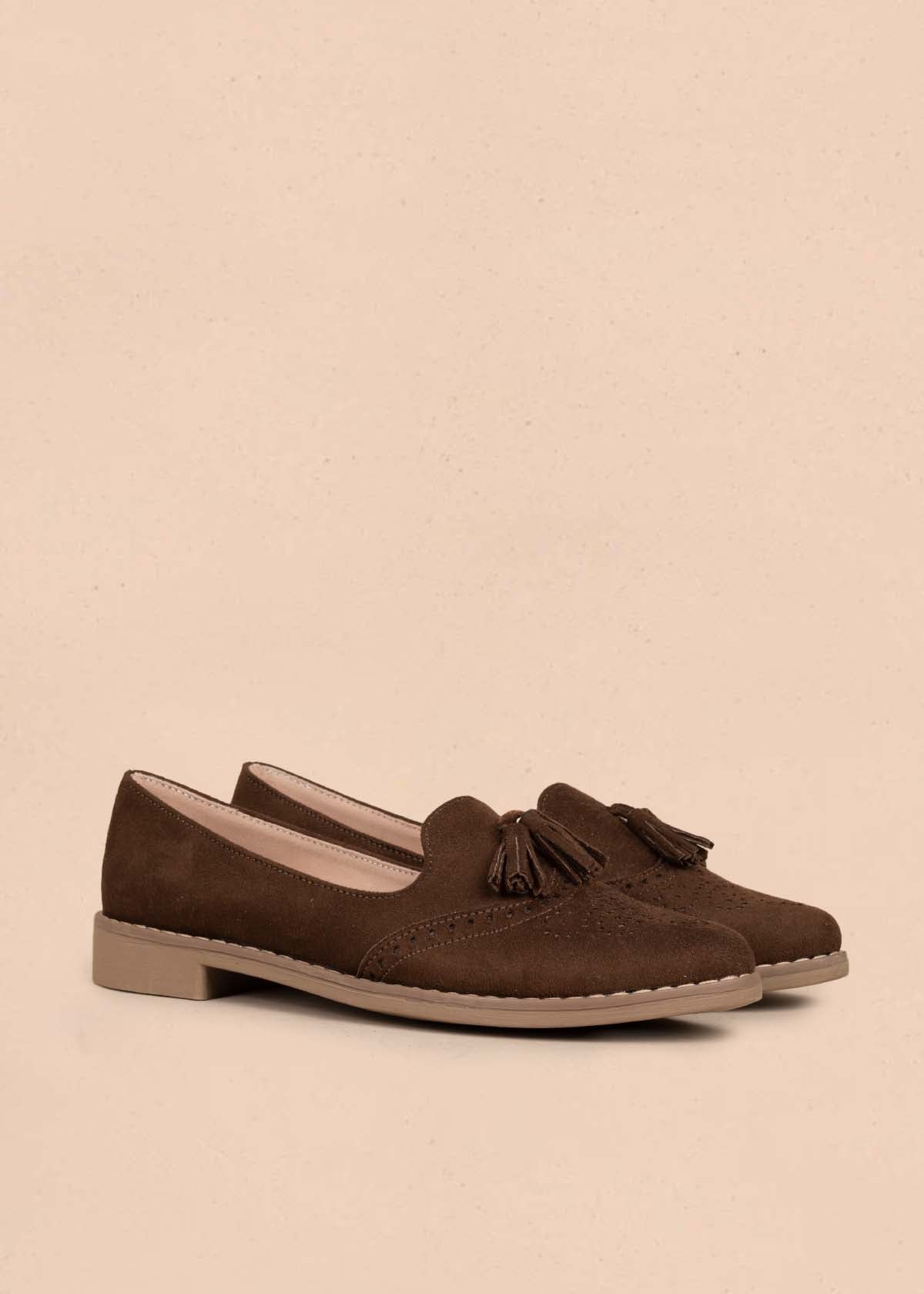 Zapatos cerrados color café con borla 105446
